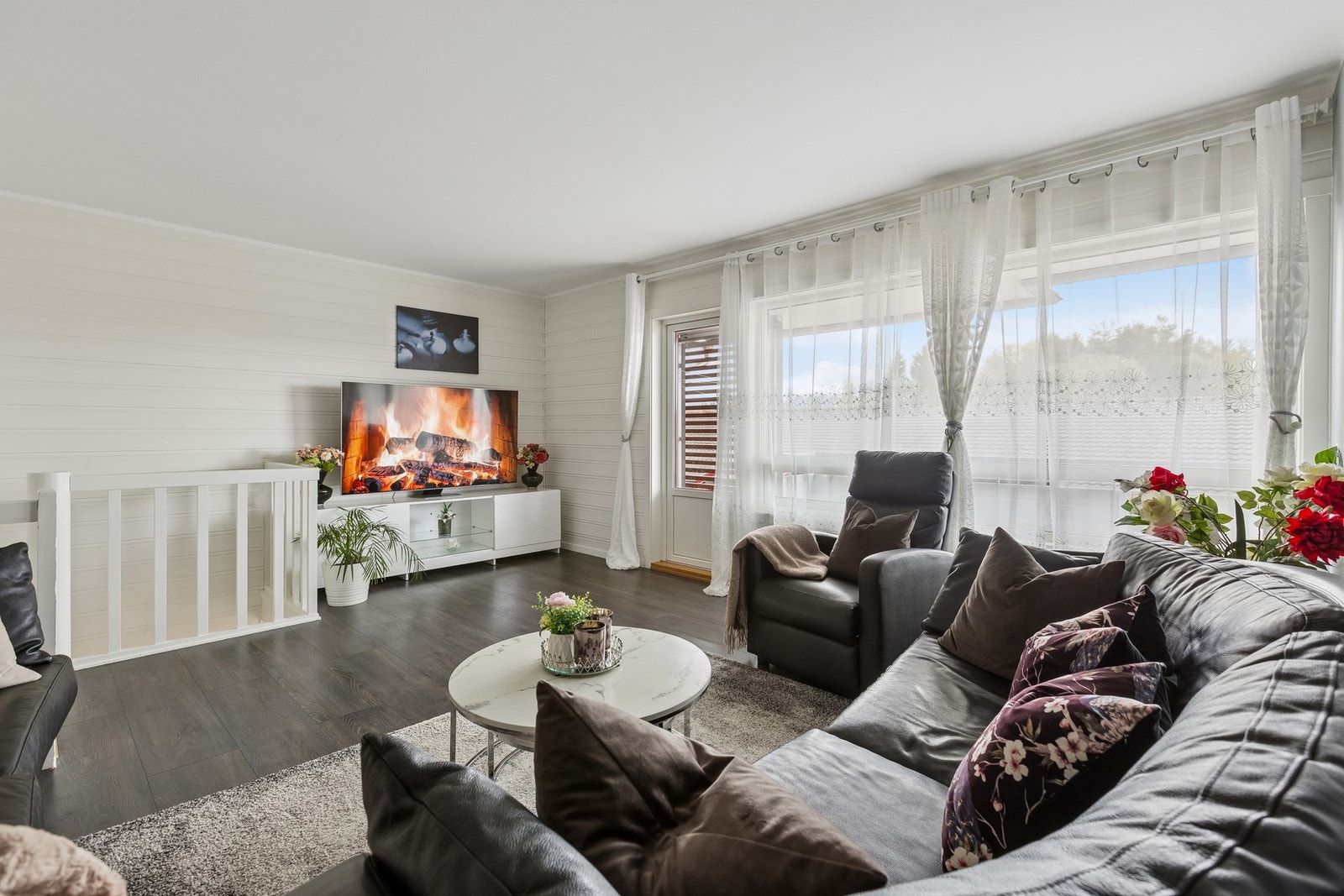 Romslig stue i 2.etasje på 22,5m² med gode møbleringsmuligheter. Galleribilde