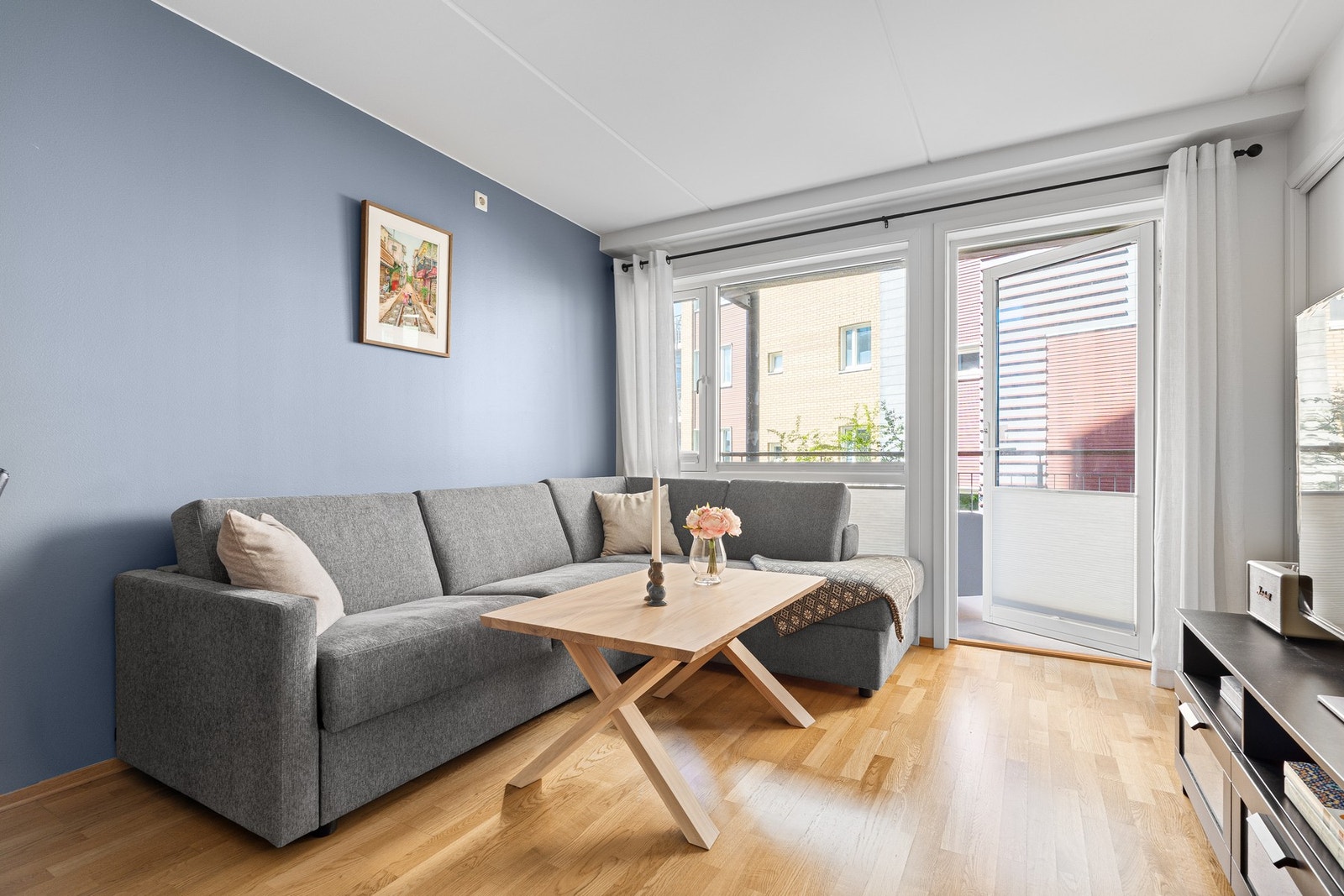 Fra stuen har man direkte utgang til balkong. Galleribilde