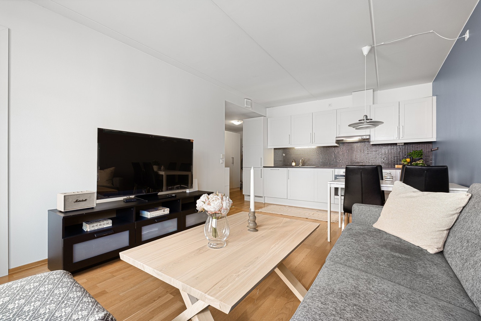 Leiligheten har vannbåren varme i gulv på stue/kjøkken. Galleribilde
