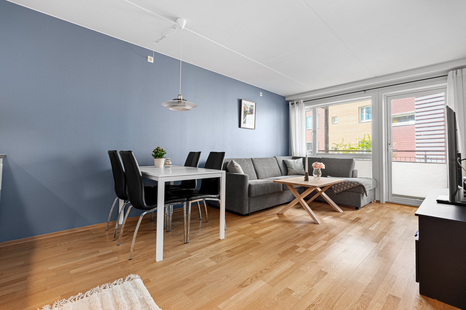 Her får du en flott 2-roms leilighet med store oppholdsrom som er lett å innrede. Galleribilde