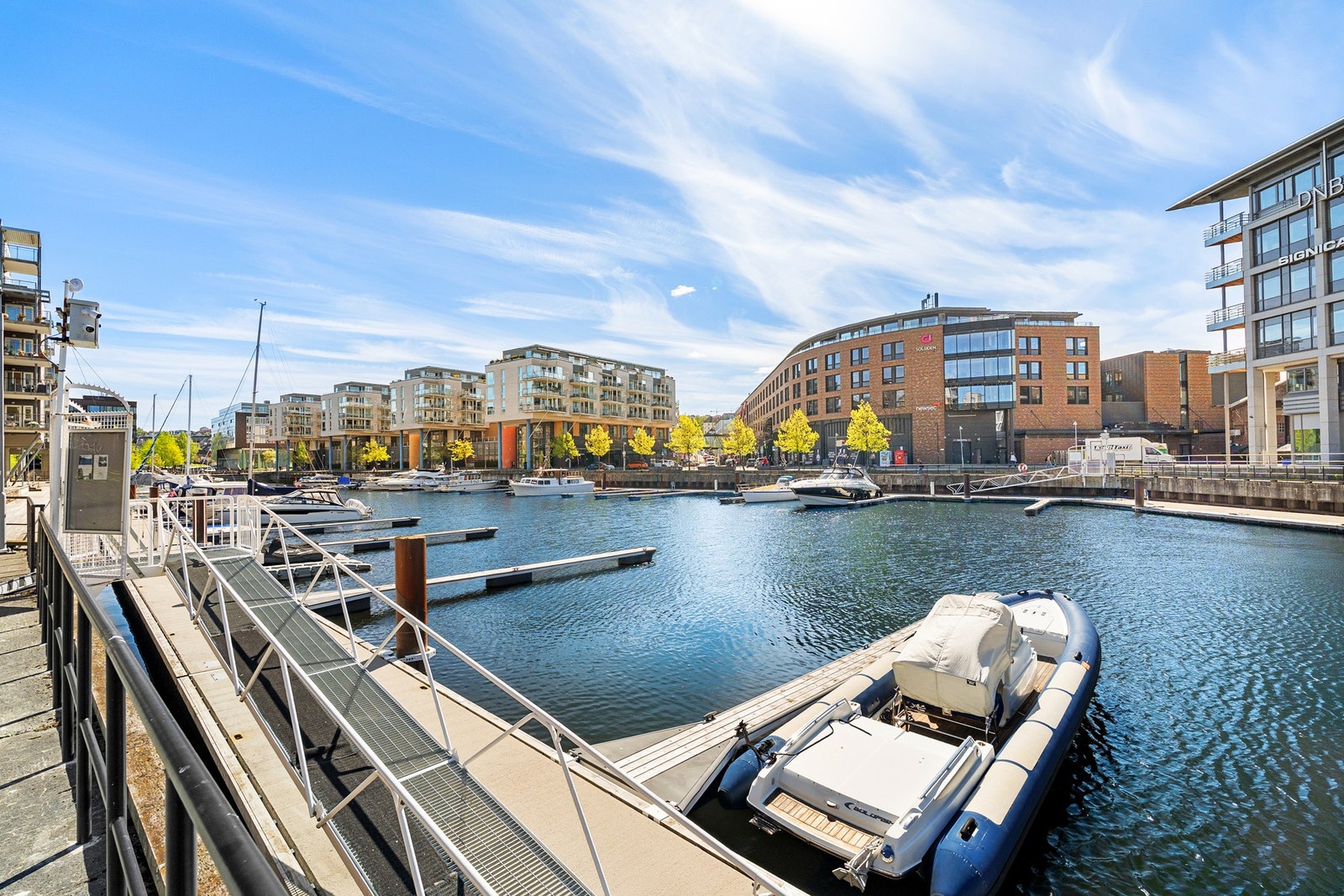 Leiligheten har en fantastisk beliggenhet på Solsiden med kort avstand til både båtmarina, shoppingmuligheter og studieplasser. Galleribilde