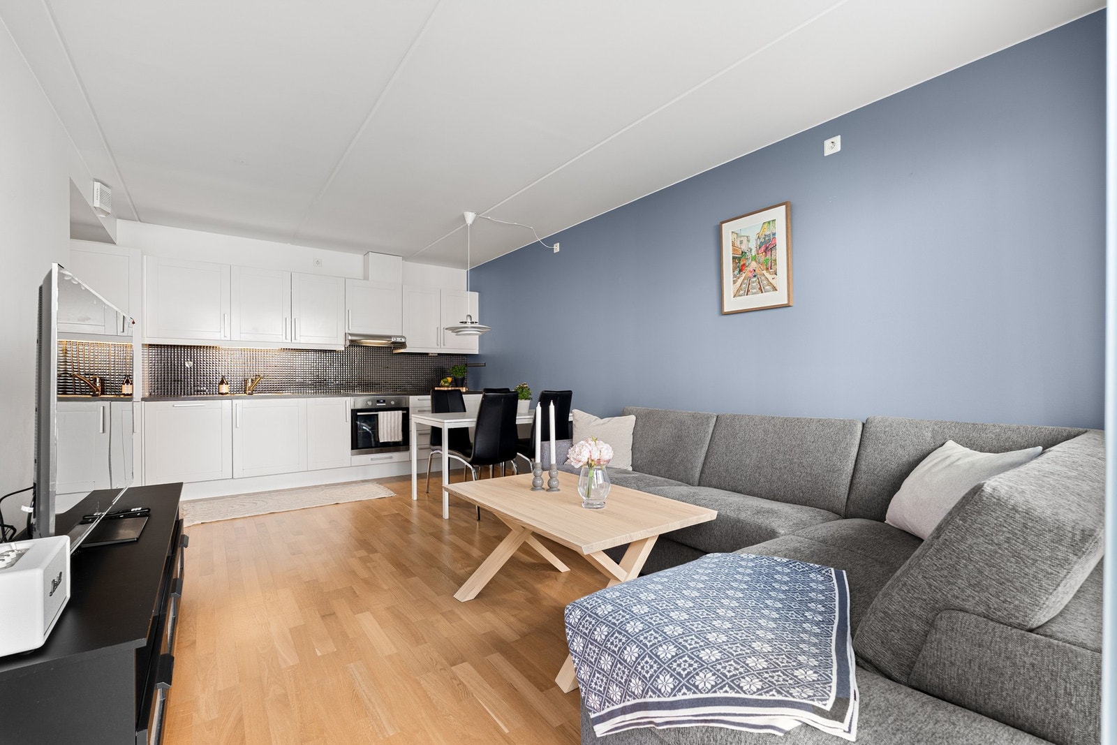 Rommet har god plass til både sofagruppe og spiseplass, og fremstår som lett å møblere. Galleribilde