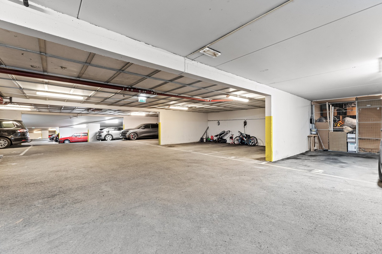 Med leiligheten følger det bruksrett på en parkeringsplass i felles garasjeanlegg. Plass nr. 2 er tilknyttet leiligheten. Galleribilde