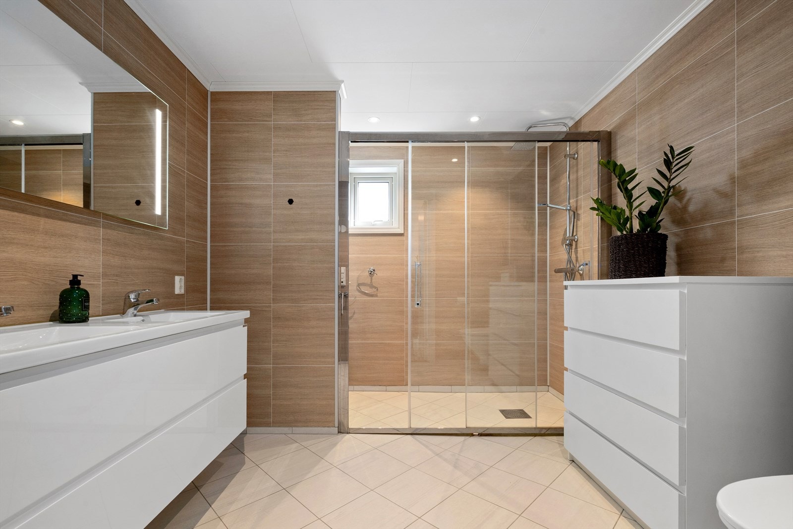 Badet har en elegant og moderne utførelse som vil være tidsriktig i mange år. Galleribilde