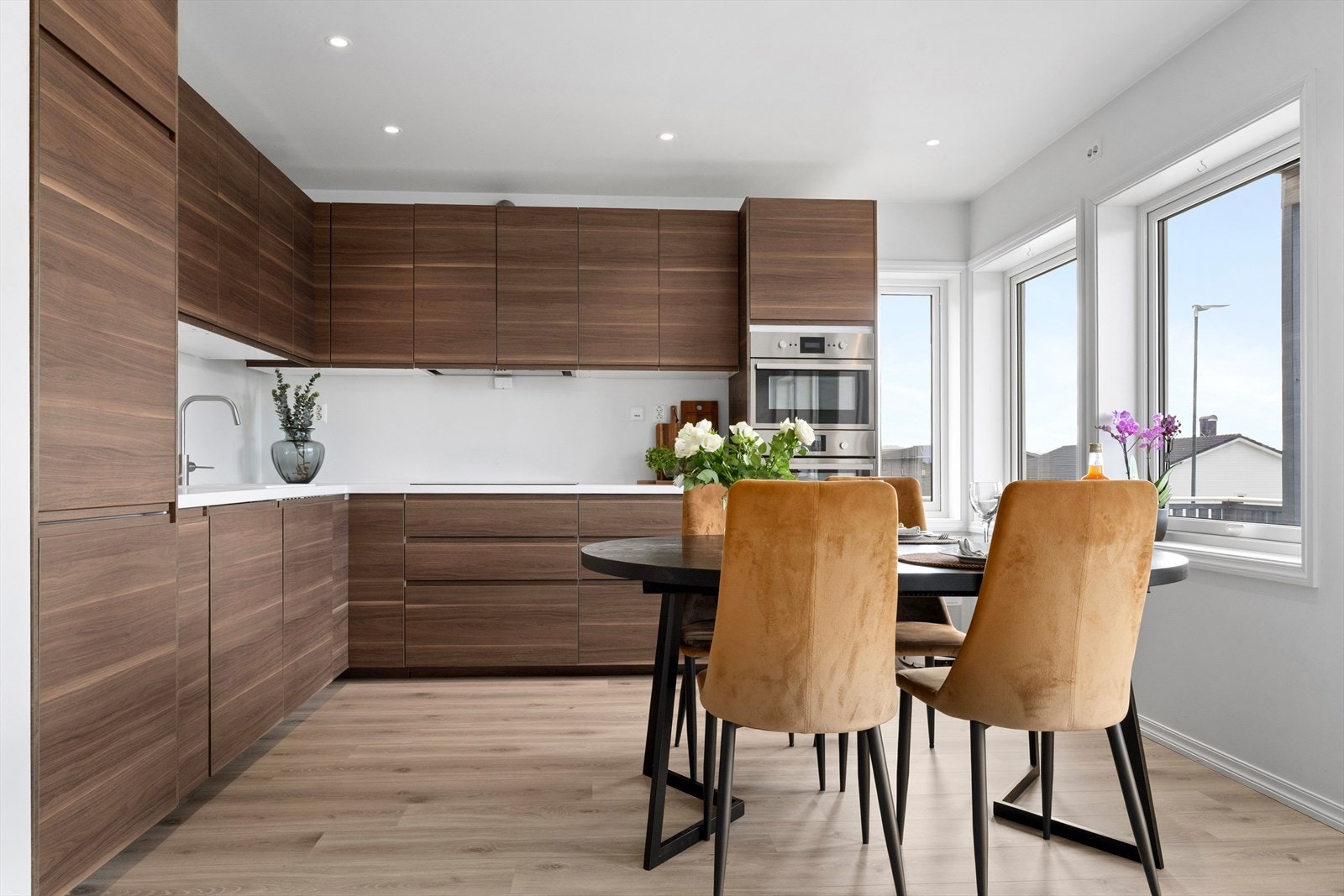 Pent Ikea kjøkkeninnredning med integrert 80 cm platetopp, oppvaskmaskin og kjøleskap, samt komfyr og kombiovn (mikrobølgeovn og varmluftovn) innfelt i høyskap. Galleribilde