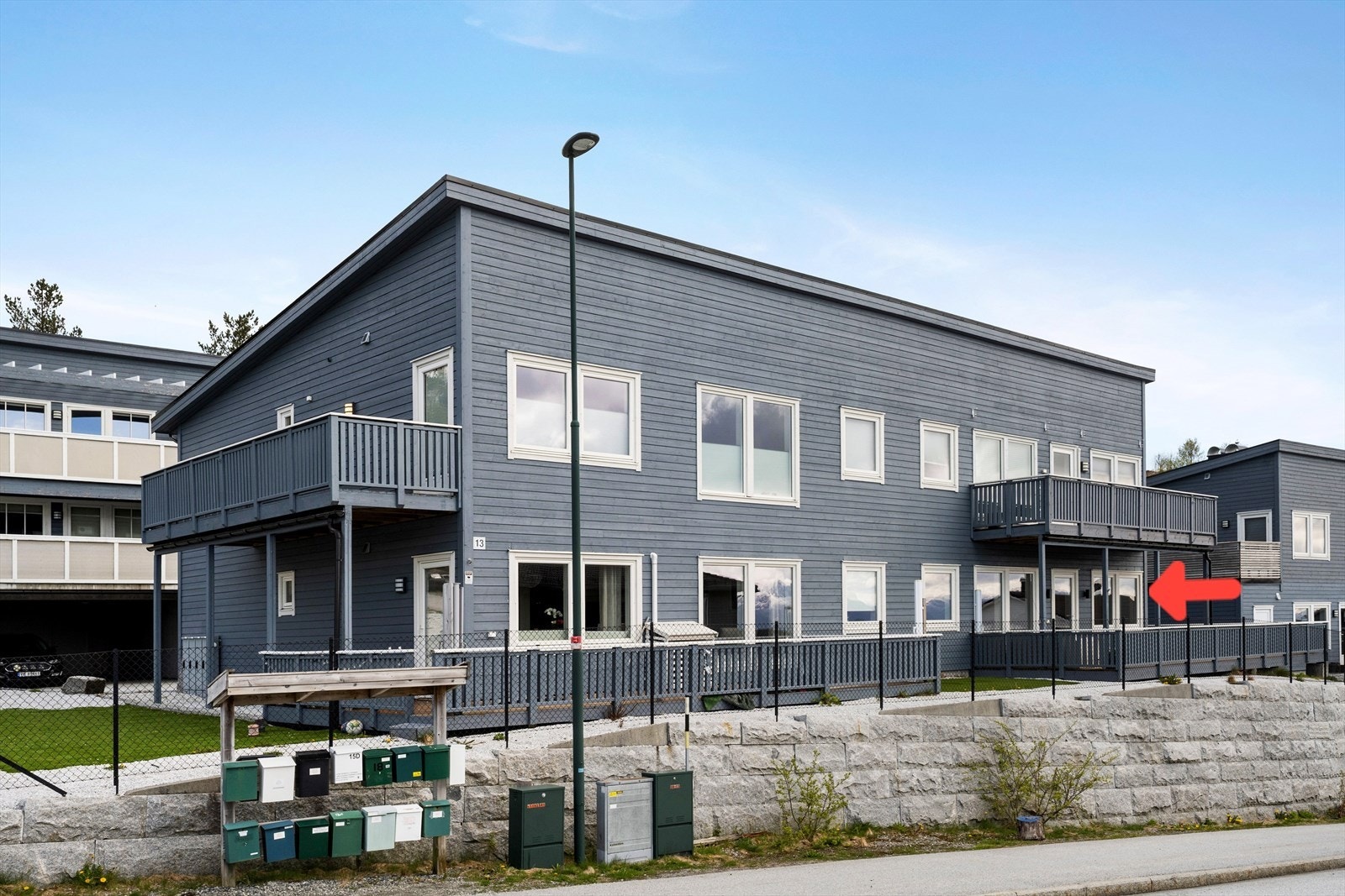 Leiligheten har carport med plass til 2 biler, samt en praktisk sportsbod i bakkant Galleribilde