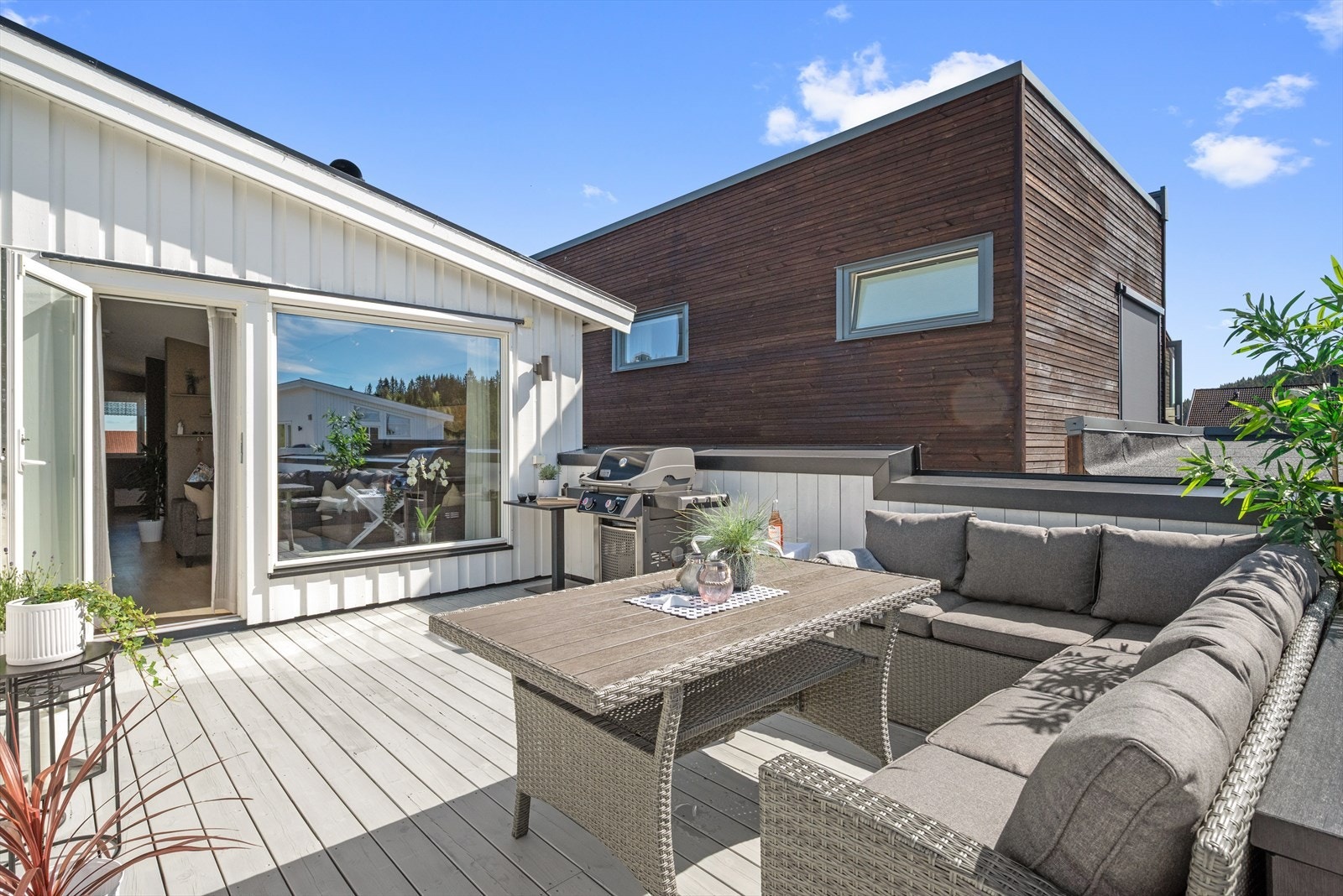 Solrik terrasse på 35kvm med god plass til møblement og grill mm. Galleribilde