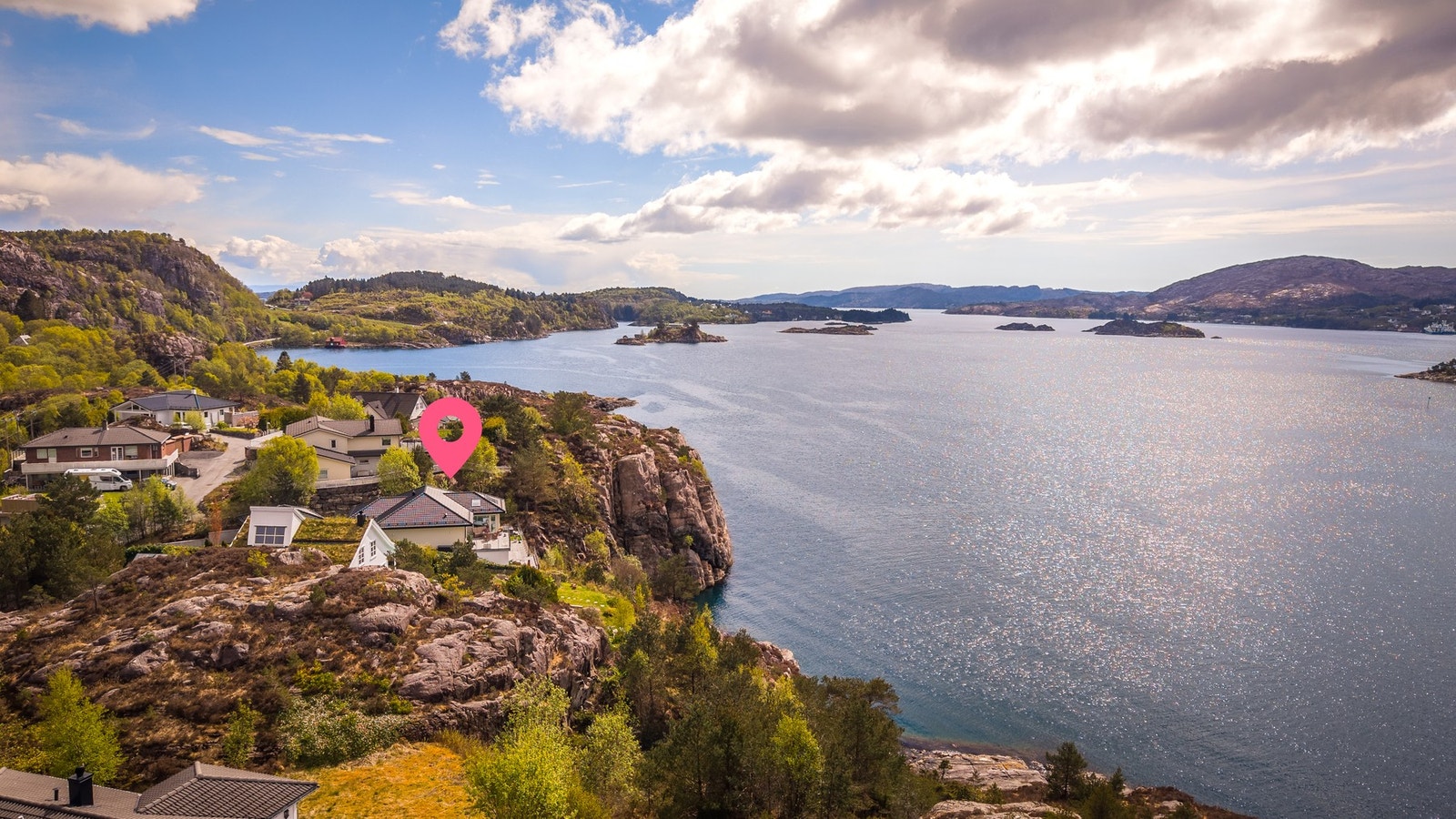 Bussholdeplass ligger kun cirka fem minutters gange fra boligen, med bussforbindelse til Loddefjord terminal Galleribilde