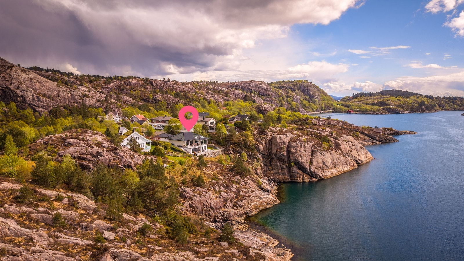 Eiendommen ligger landlig og lunt til, i et rolig og hyggelig bomiljø med gode naboforhold Galleribilde