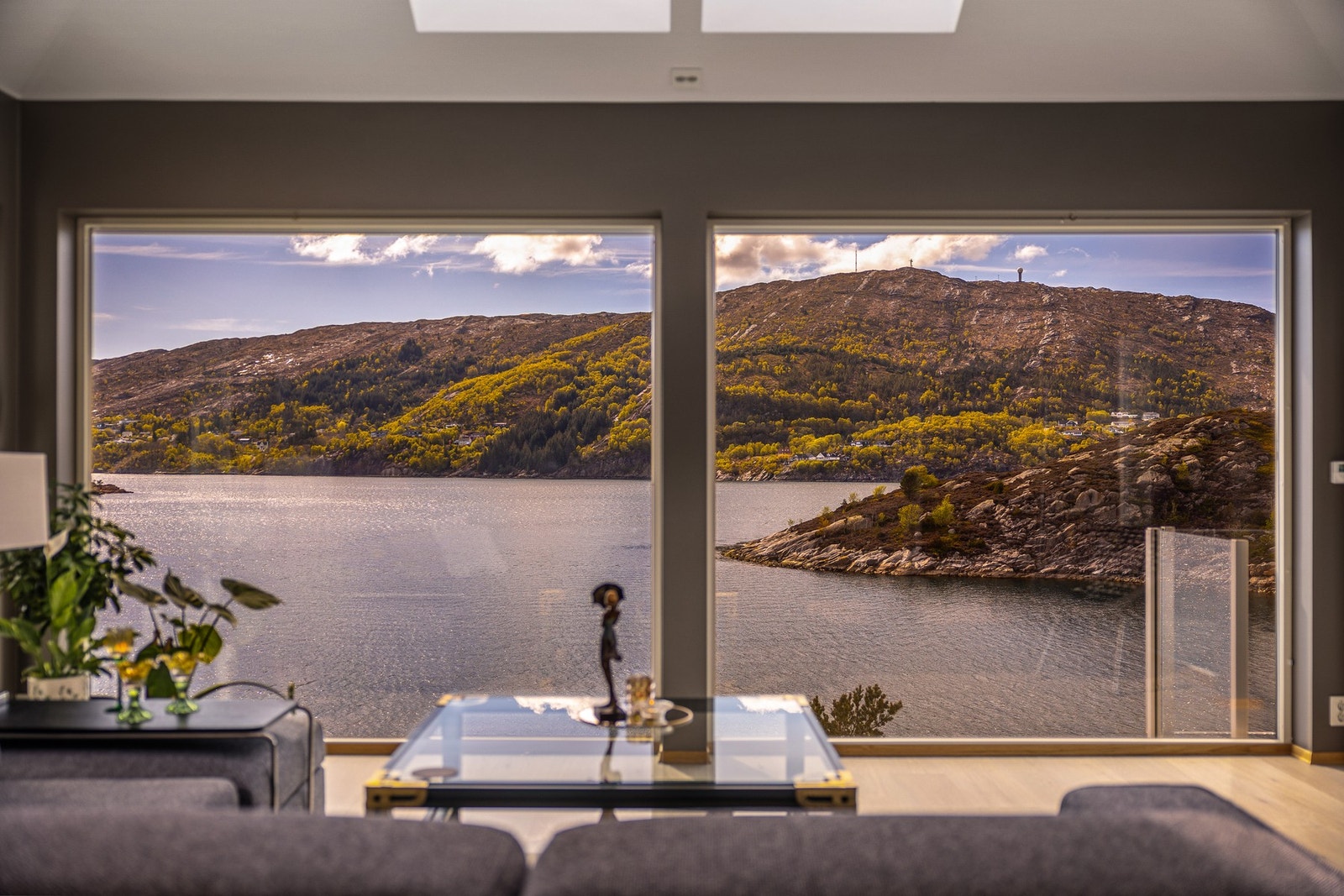 Elektrisk solskjerming gjør det enkelt å regulere inneklimaet på varme dager. Galleribilde