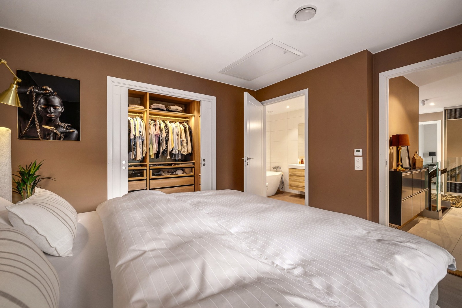 Hovedsoverom som har walk-in-garderobe og eget bad en-suite Galleribilde