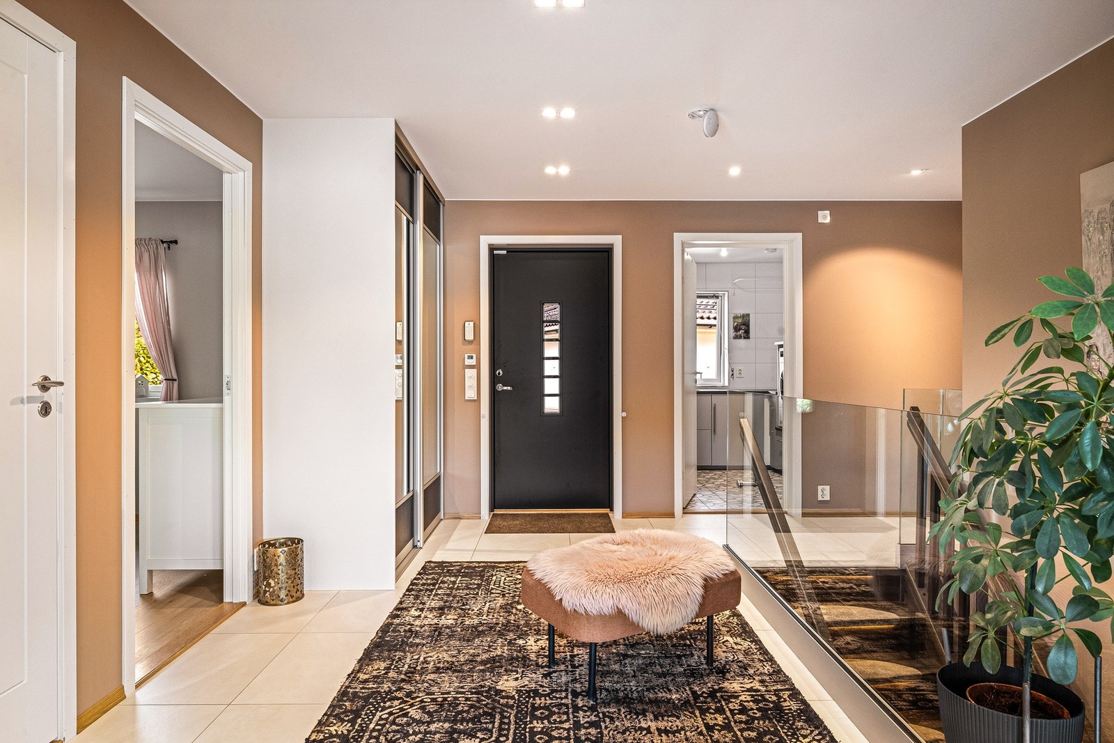 Velkommen inn - den romslige hallen er det første som møter dine gjester. Galleribilde