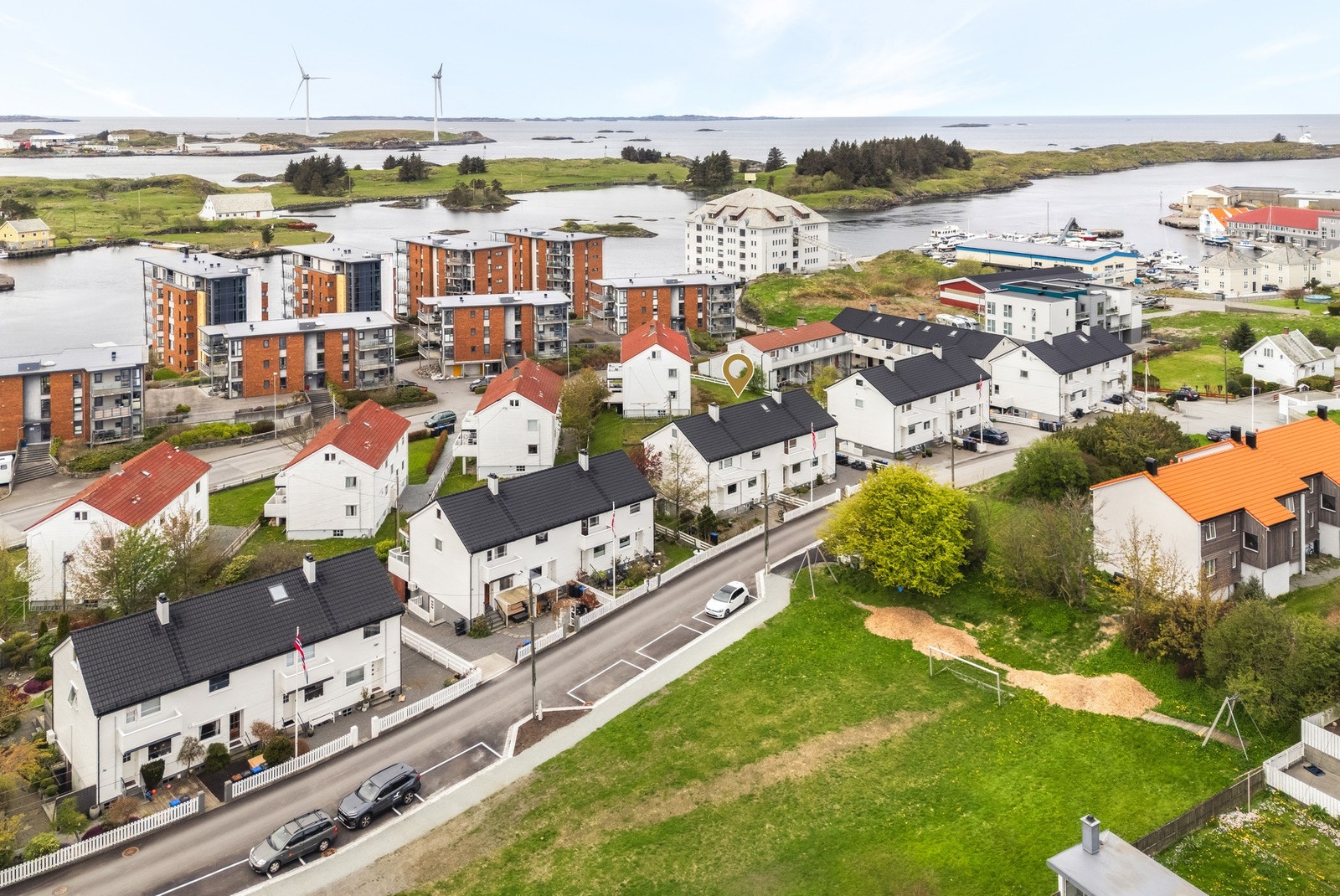 Boligen har en praktisk planløsning over flere etasjer og passer godt for deg som ønsker å sette ditt eget preg gjennom oppgradering og modernisering. Galleribilde