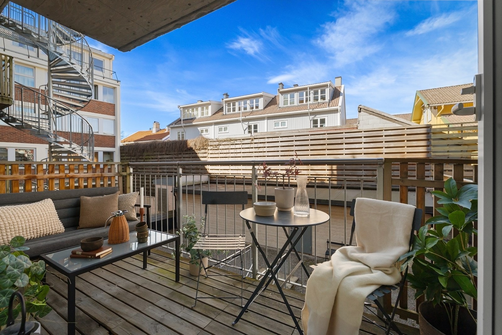 Fra stuen er det utgang til en nordvestvendt balkong på ca. 5 m², med plass til en hyggelig sittegruppe. Galleribilde