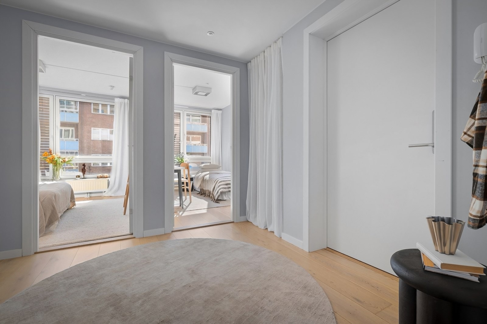 Fra entréen er det adkomst til to av soverommene og det ene badet. Galleribilde