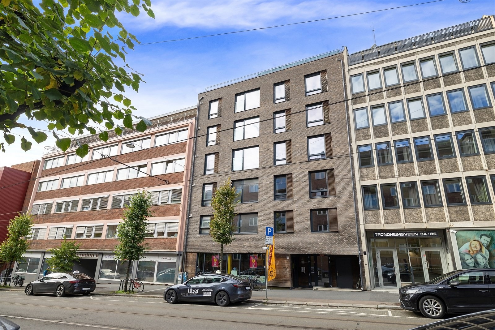 Bygget er fra 2018 og har en moderne fasade forblendet med teglstein. Galleribilde