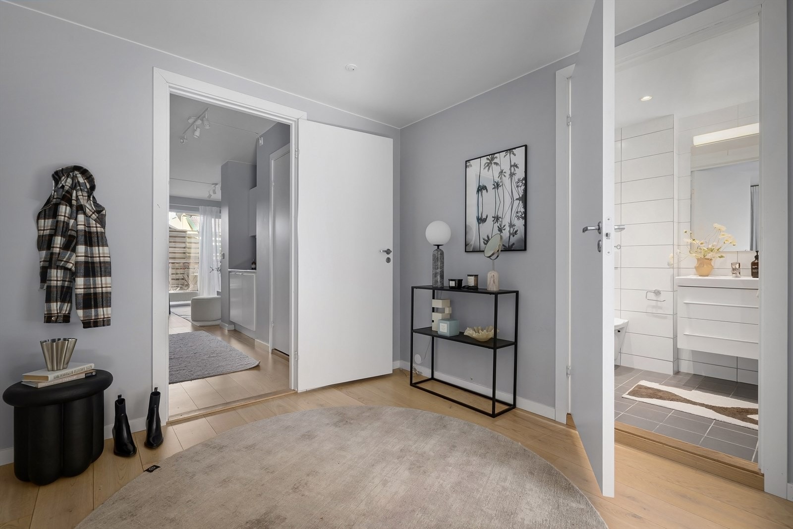 Romslig entré med god plass til garderobe. Galleribilde