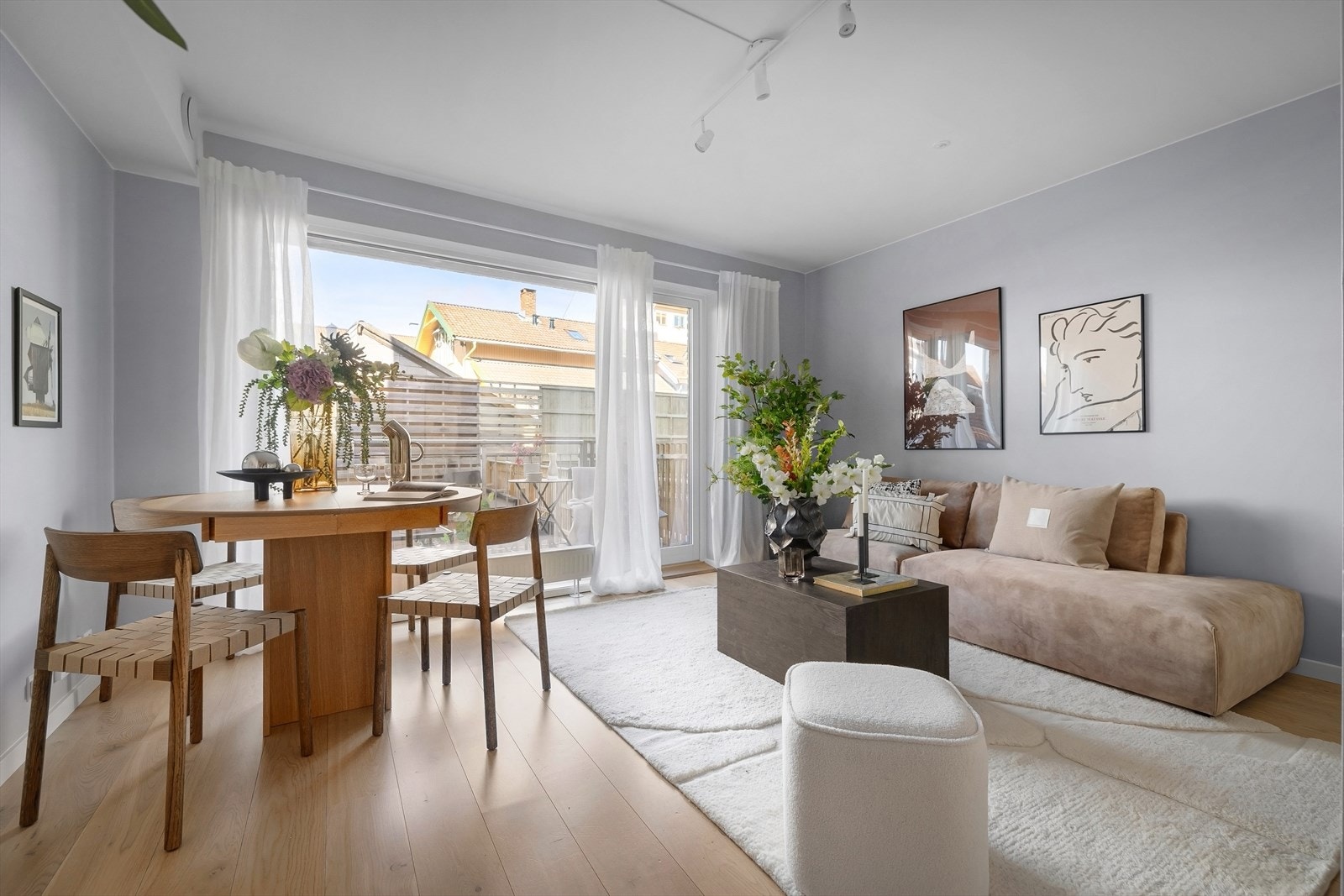 Leiligheten er fra 2018 og har en gjennomgående, moderne standard. Vannbåren fjernvarme og balansert ventilasjon bidrar til lave boutgifter og et sunt inneklima. Galleribilde