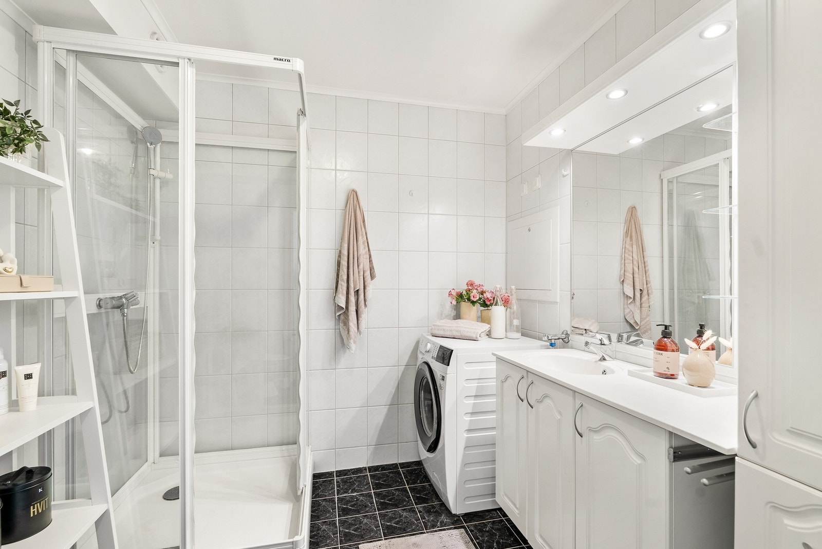 badet har elektriske varmekabler i gulv. Galleribilde