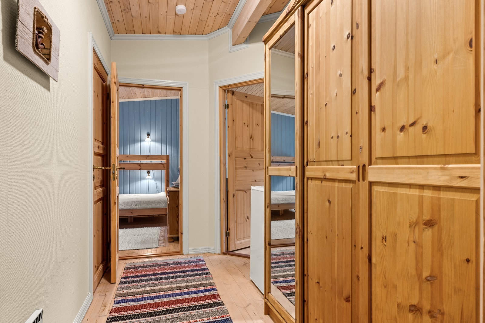 Vi beveger oss over svalgangen til annekset, som har en egen entré og gang. Galleribilde