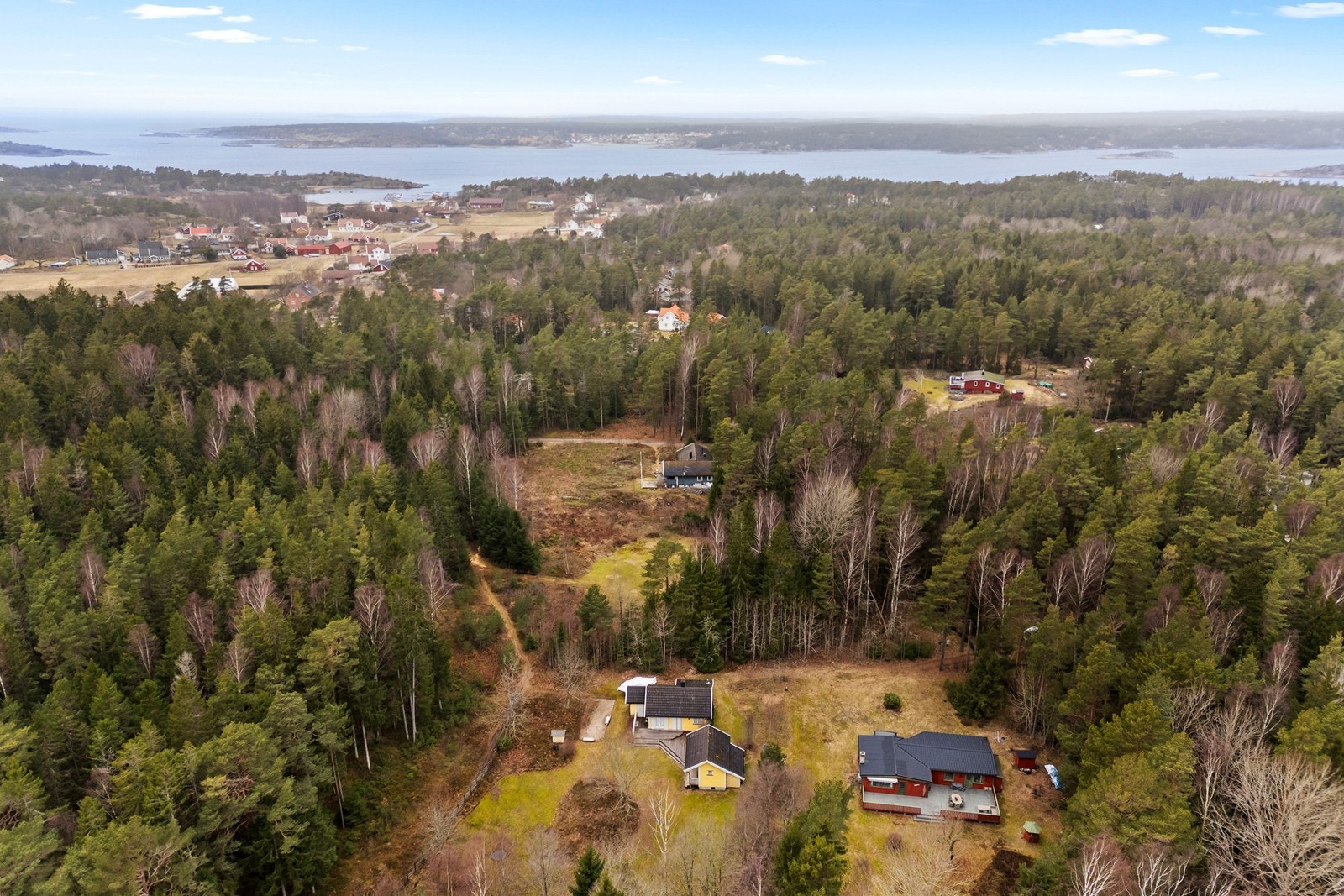 Fra luften ser man eiendommens usjenerte beliggenhet og nærheten til sjøen. Galleribilde