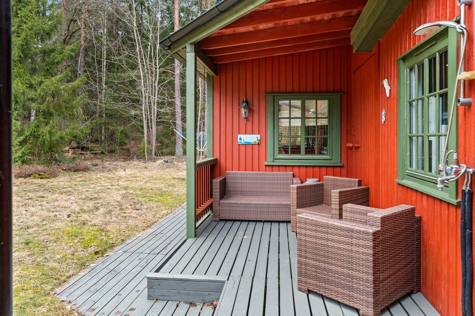 Den overbygde uteplassen gir ly for været og er et hyggelig sted å sitte. Galleribilde