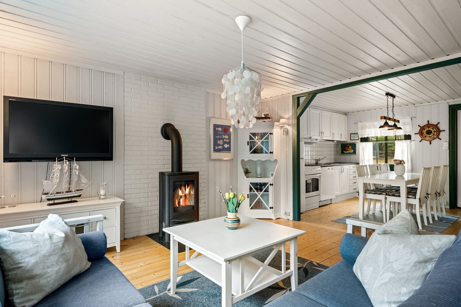 Overflatene består av trepanel i himling og en kombinasjon av trepanel og malt glassfibervev på veggene. Galleribilde