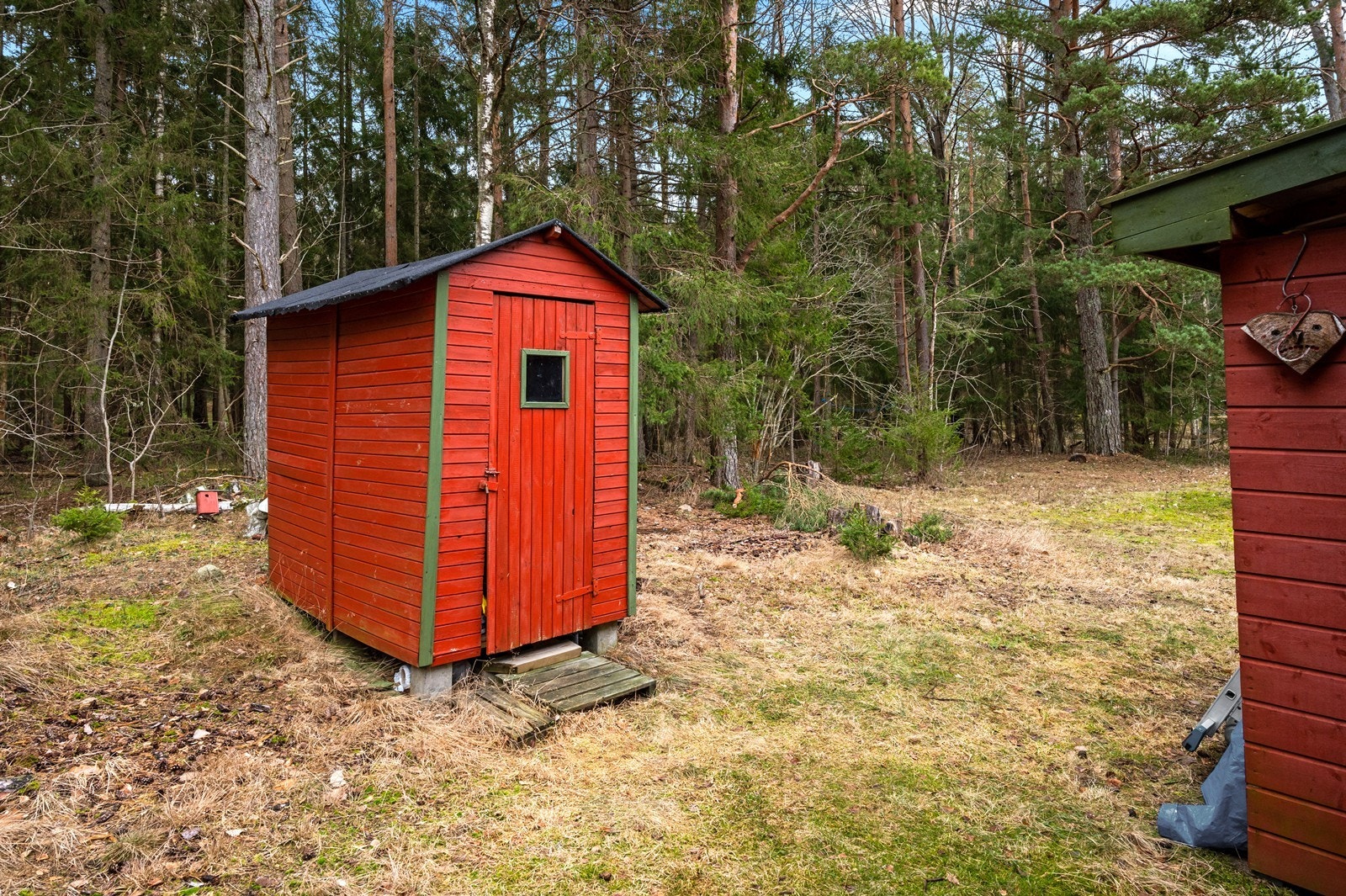 På tomten står også en praktisk utebod for lagring av redskaper og utstyr. Galleribilde