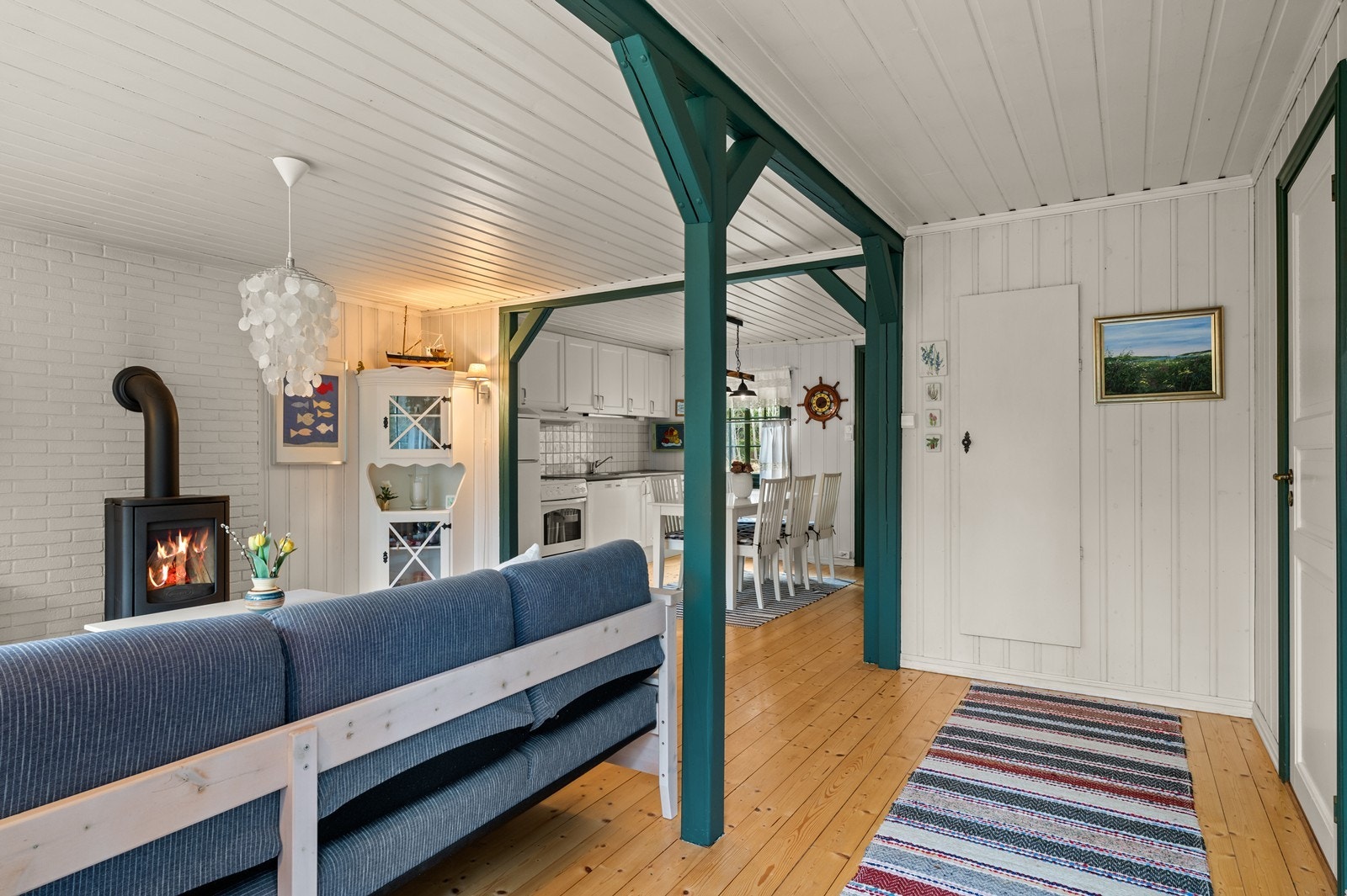 Fra stuen er det direkte utgang til den store terrassen som strekker seg rundt store deler av hytta. Galleribilde