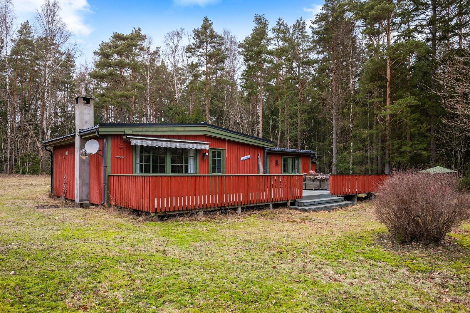Fasaden har stående bordkledning som ble lagt ny i 2011. Galleribilde