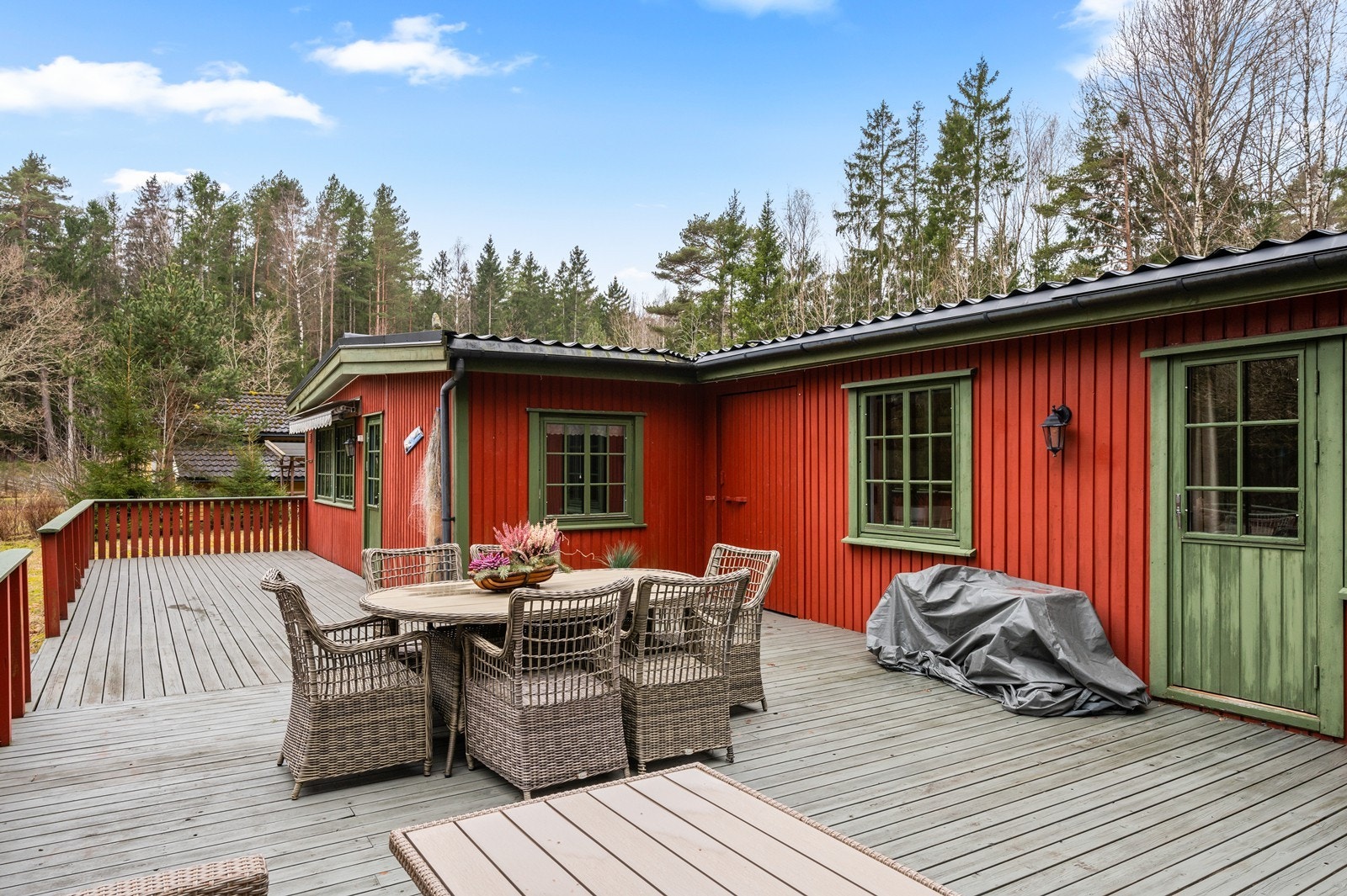 En innholdsrik fritidsbolig med en unik, todelt planløsning og store uteområder. Galleribilde