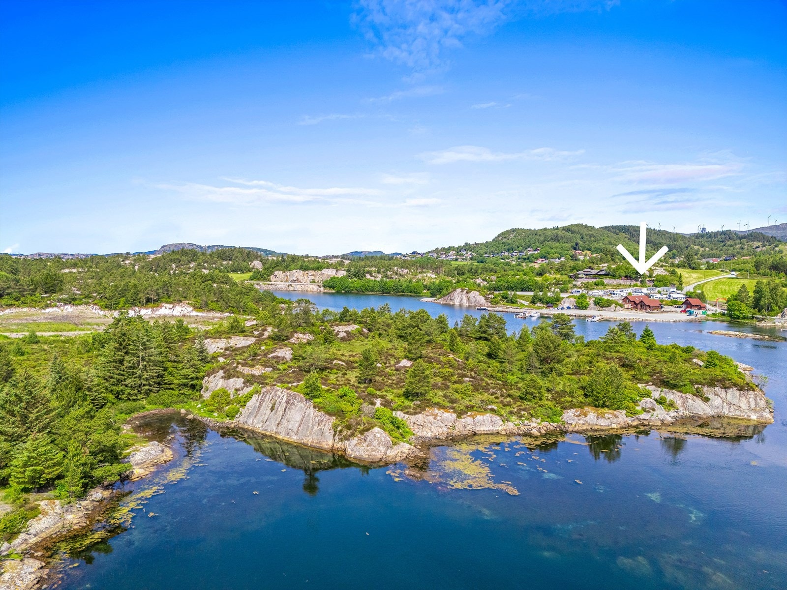 Dronefoto mot Kråko Gjestetun Galleribilde
