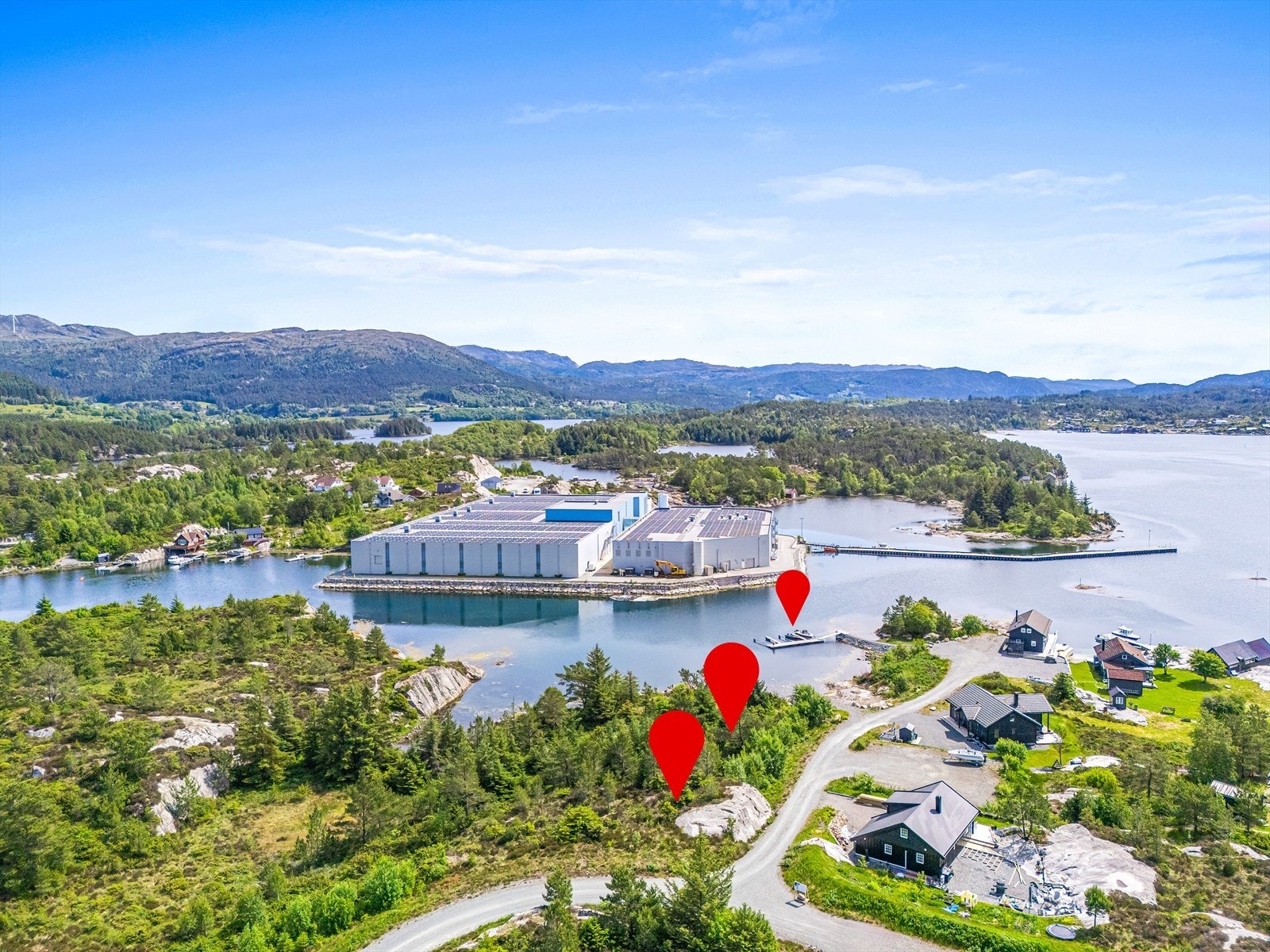 Tomtene ligger like ved Hellandssjøen, godt i le for storhavet Galleribilde