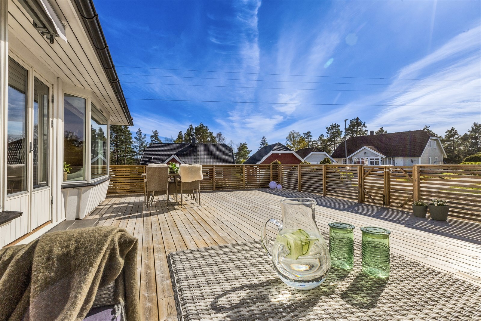 Et eldorado av nyoppført terrasse - her er det god plass til både storfamilien eller vennefest på sommeren Galleribilde