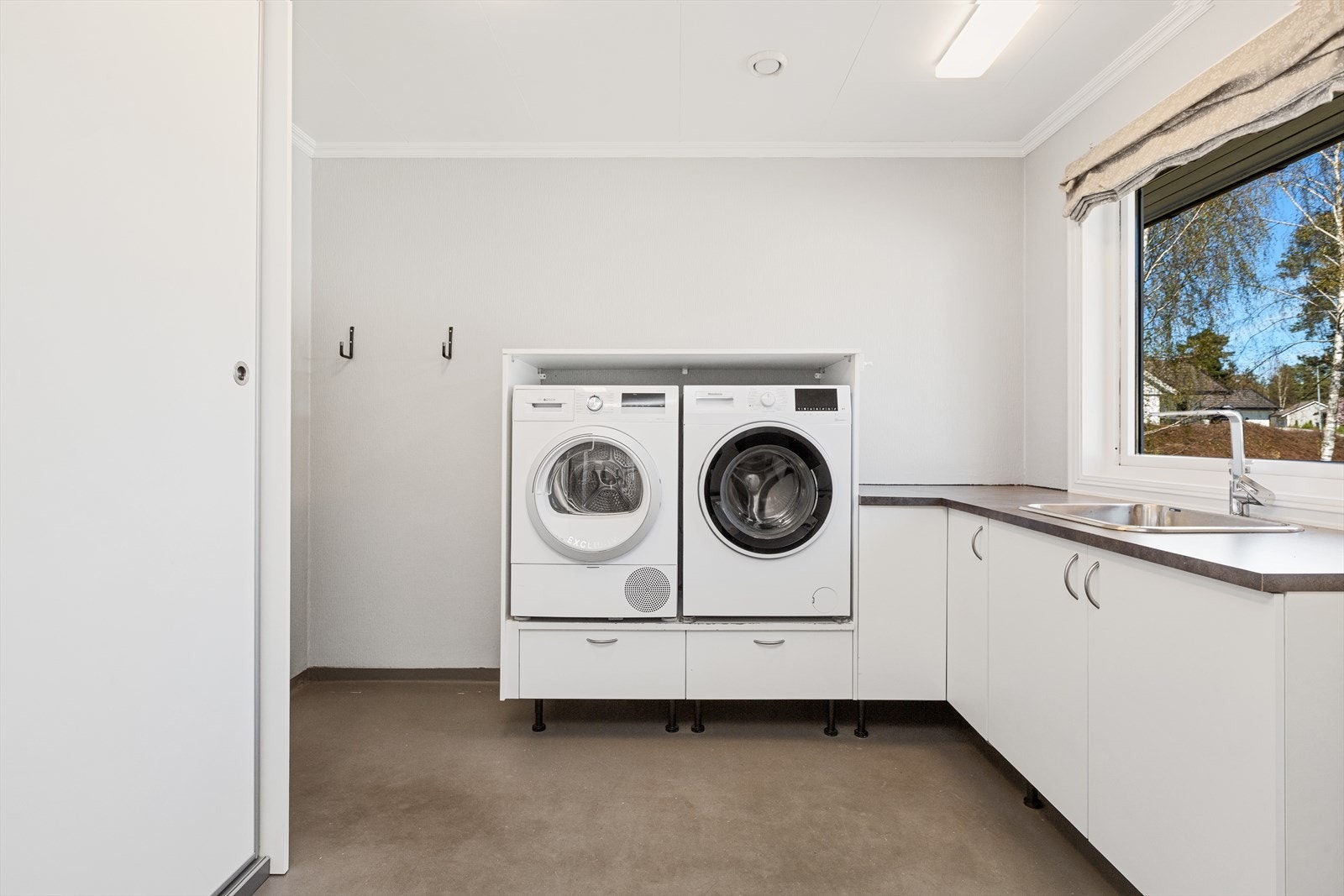 Vaskerommet er utstyrt med underskap og laminert benkeplate- opplegg for vaskemaskin og tørketrommel- stor garderobe- samt direkte utgang Galleribilde