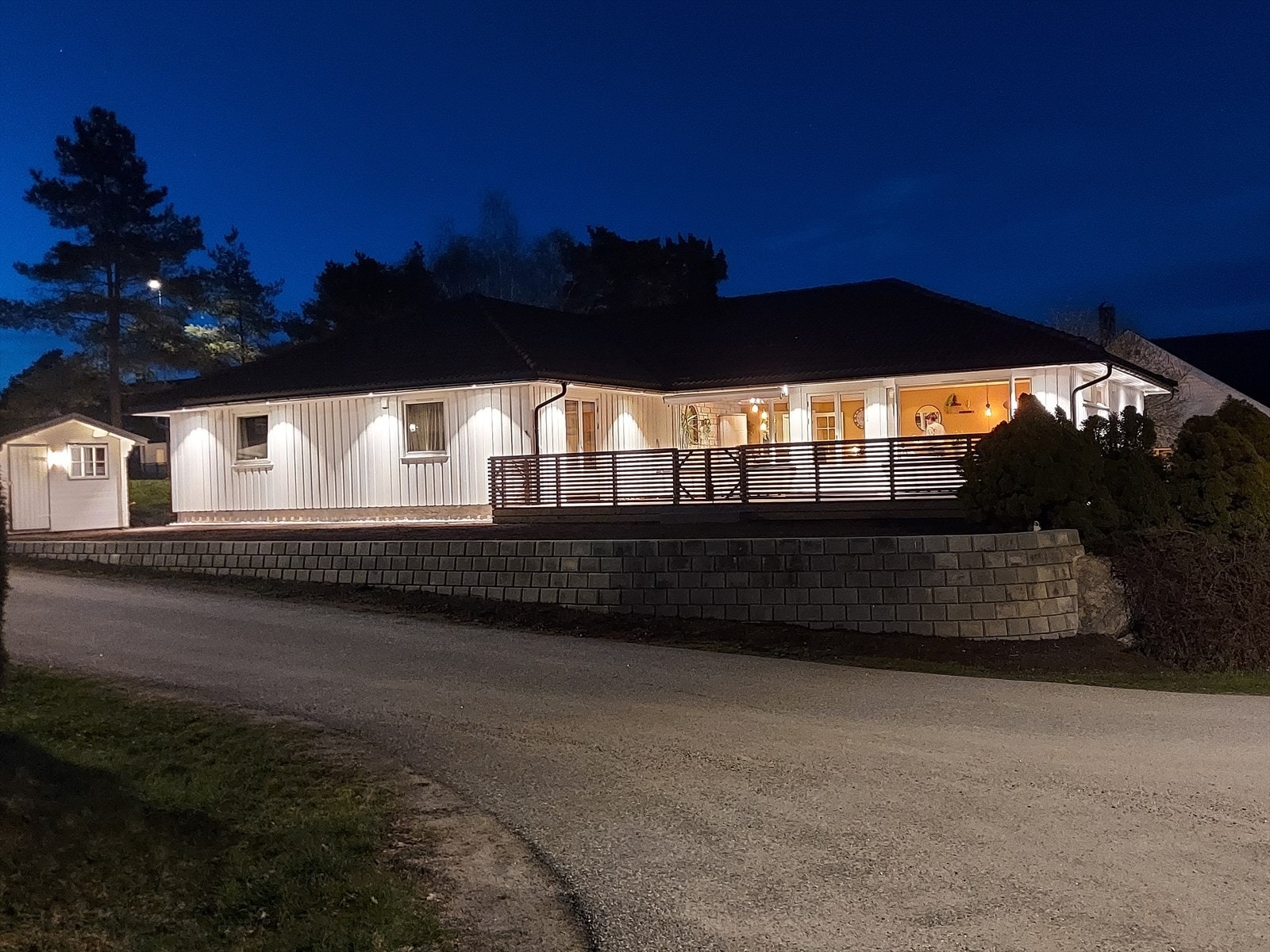 Privat kveldsbilde- Belysningen rundt huset skaper en innbydende stemning. Galleribilde