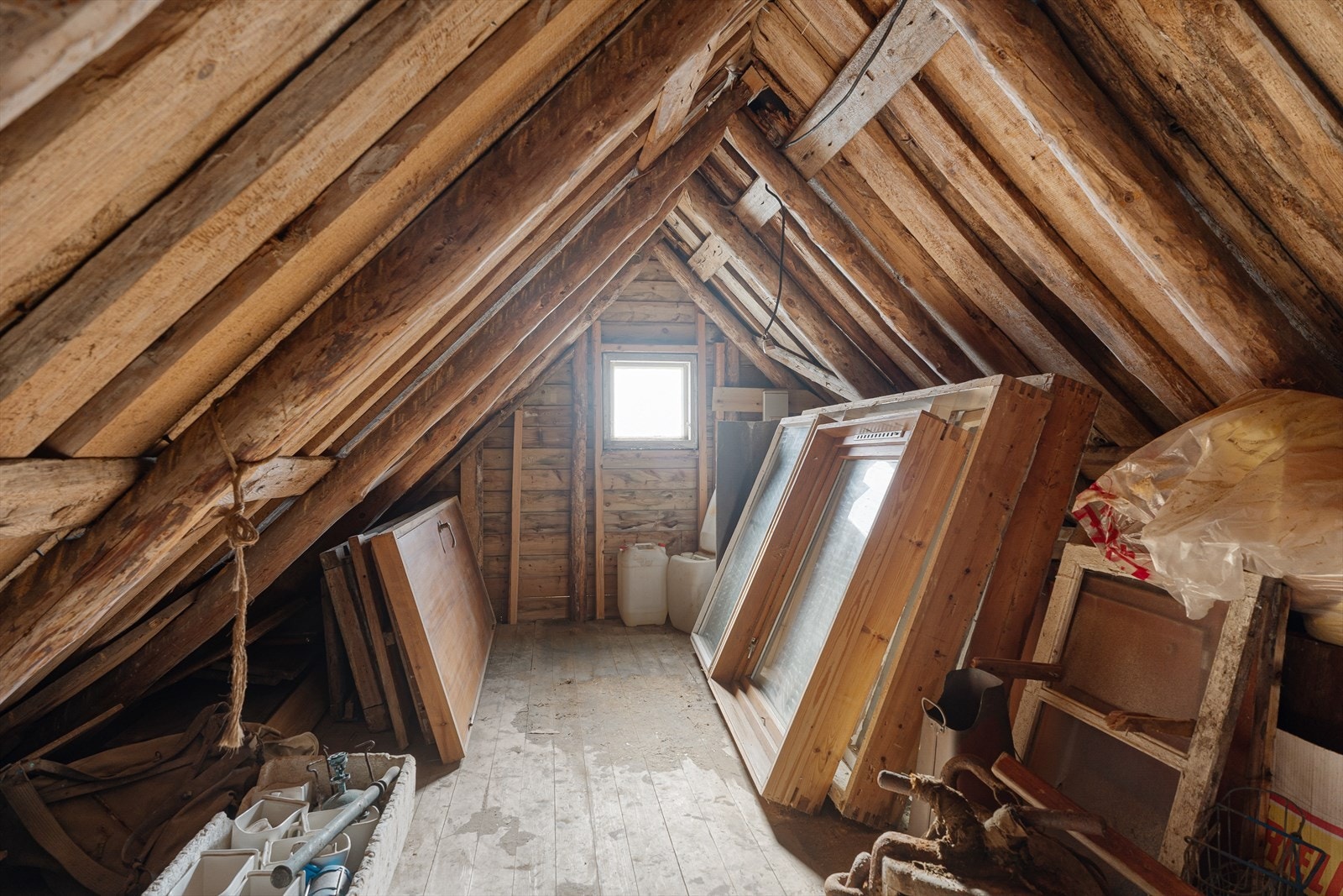 Lite loft over innredet rom i 2.etasje - loftet har kun tilgang via flyttbar stige Galleribilde