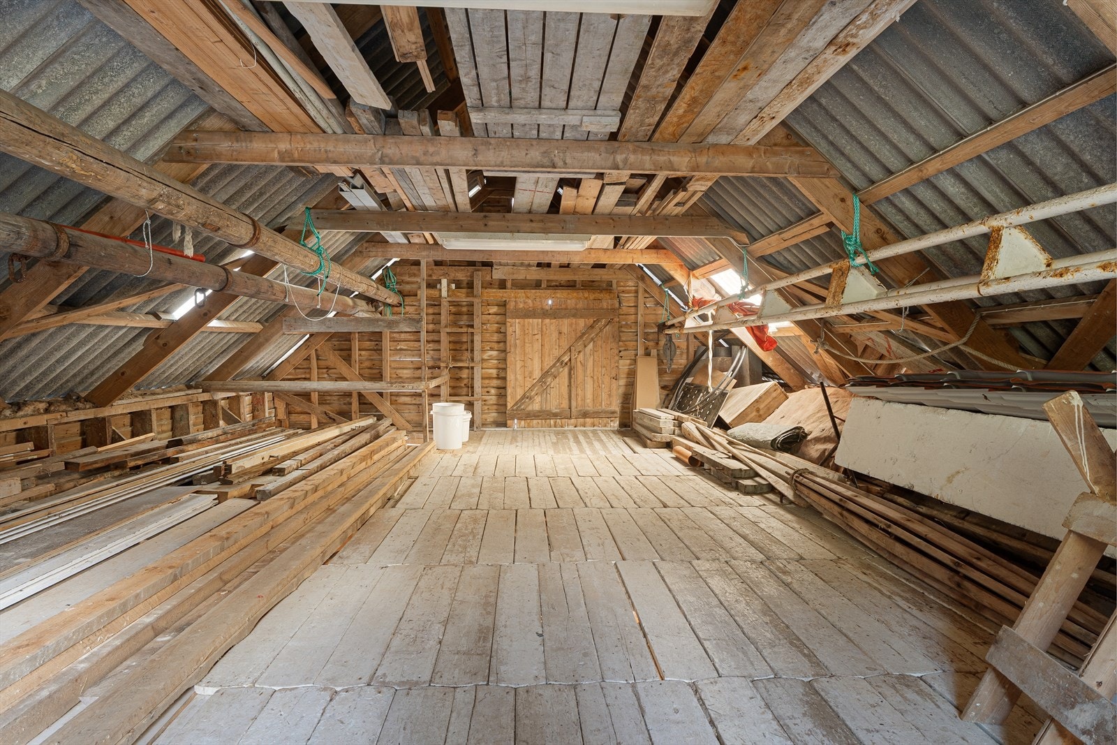 Stort uinnredet loft med masse lagerplass Galleribilde