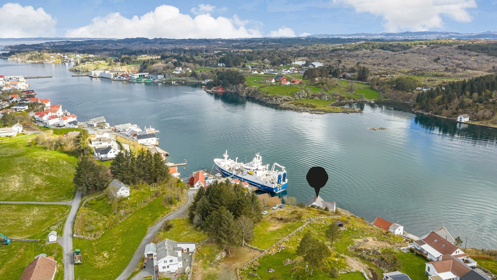Sjøhuset har en flott beliggenhet med nydelig sjøutsikt til Veavågen Galleribilde