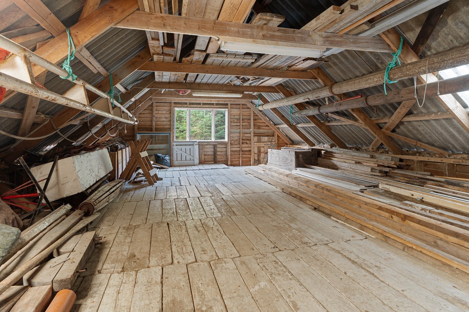 Stort uinnredet loft med masse lagerplass Galleribilde