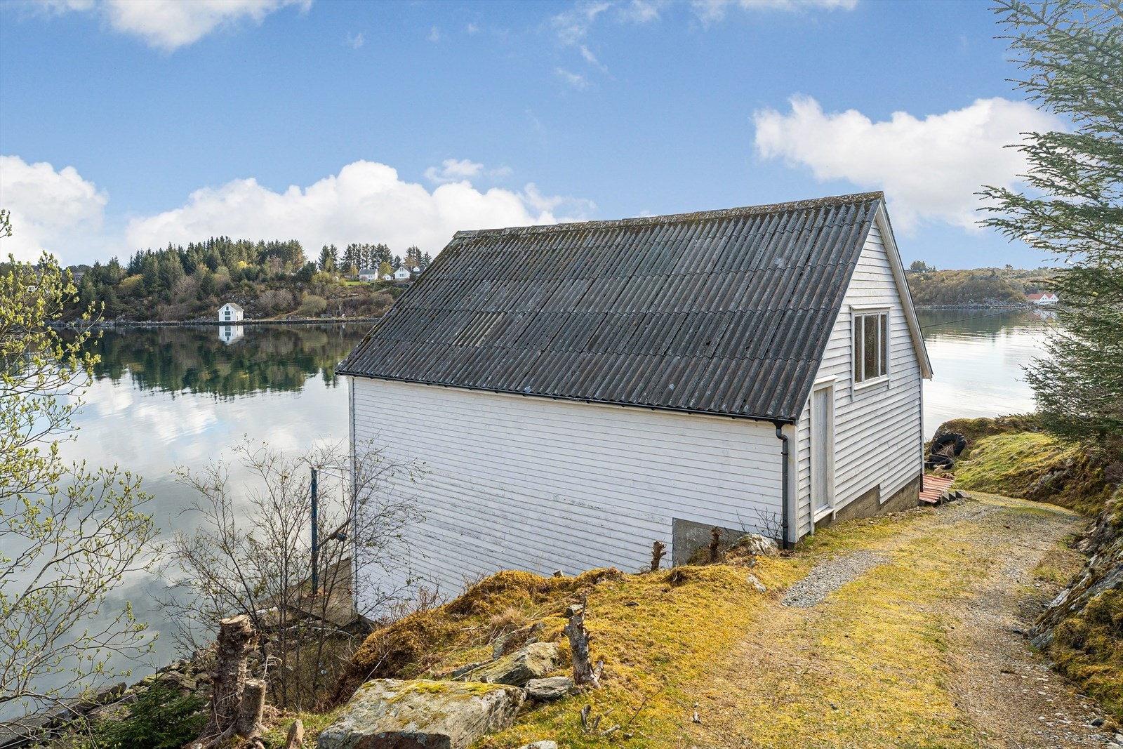 Sjøhuset har ukjent byggeår (antas oppført rundt 1920-tallet) - i 1967 ble halve bygget revet og erstattet med et tilbygg med ekstra etasje Galleribilde