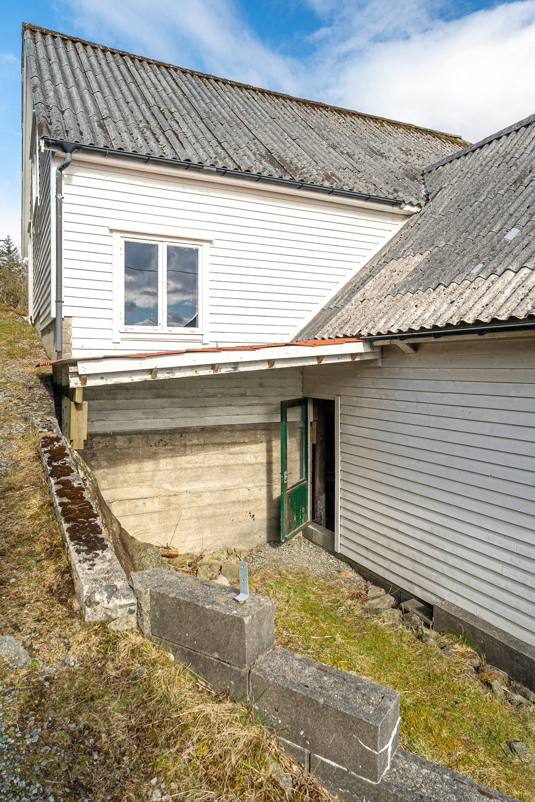 Inngang til sjøhuset med låsbar dør Galleribilde