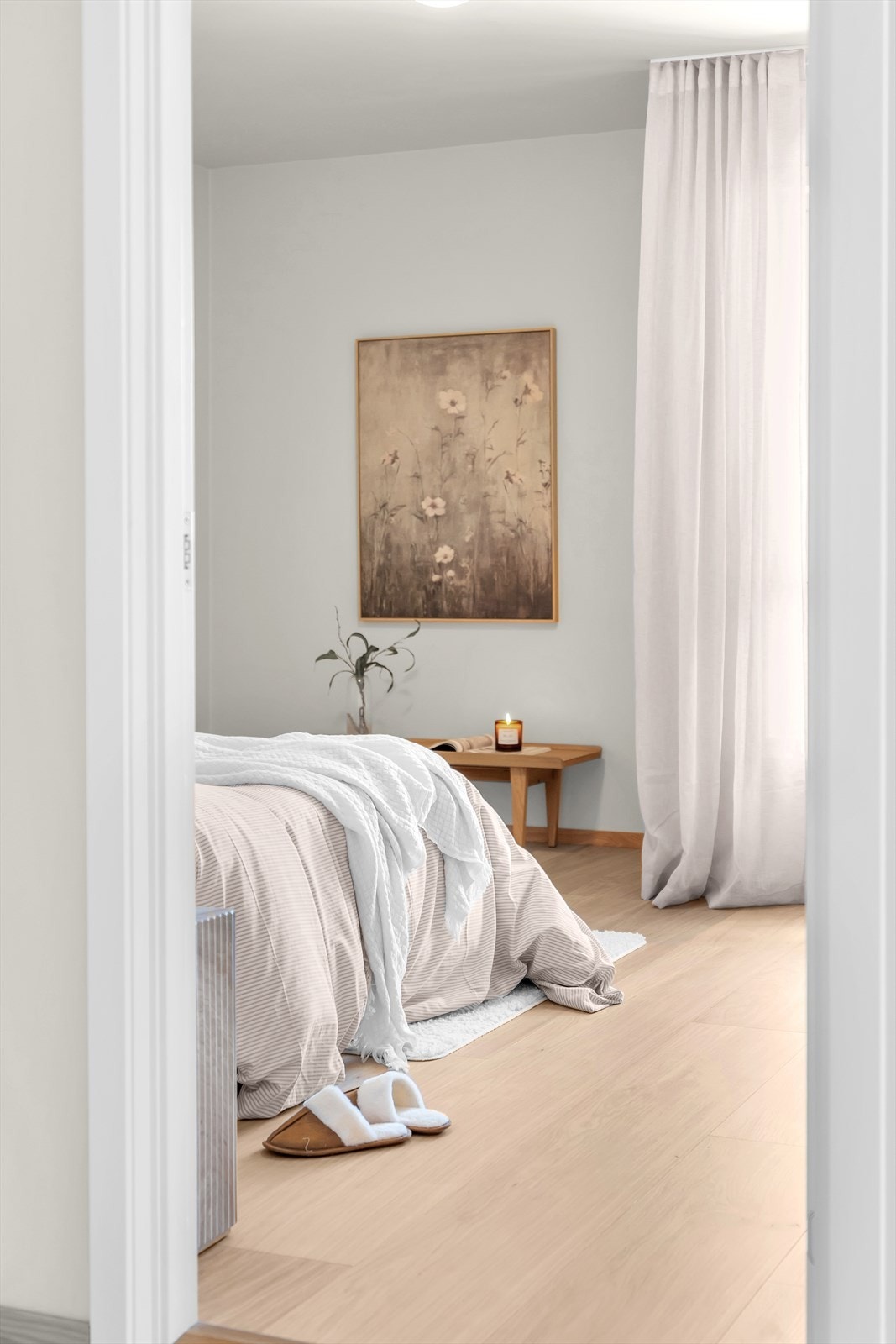 Velkommen inn til leilighetens hovedsoverom. Galleribilde