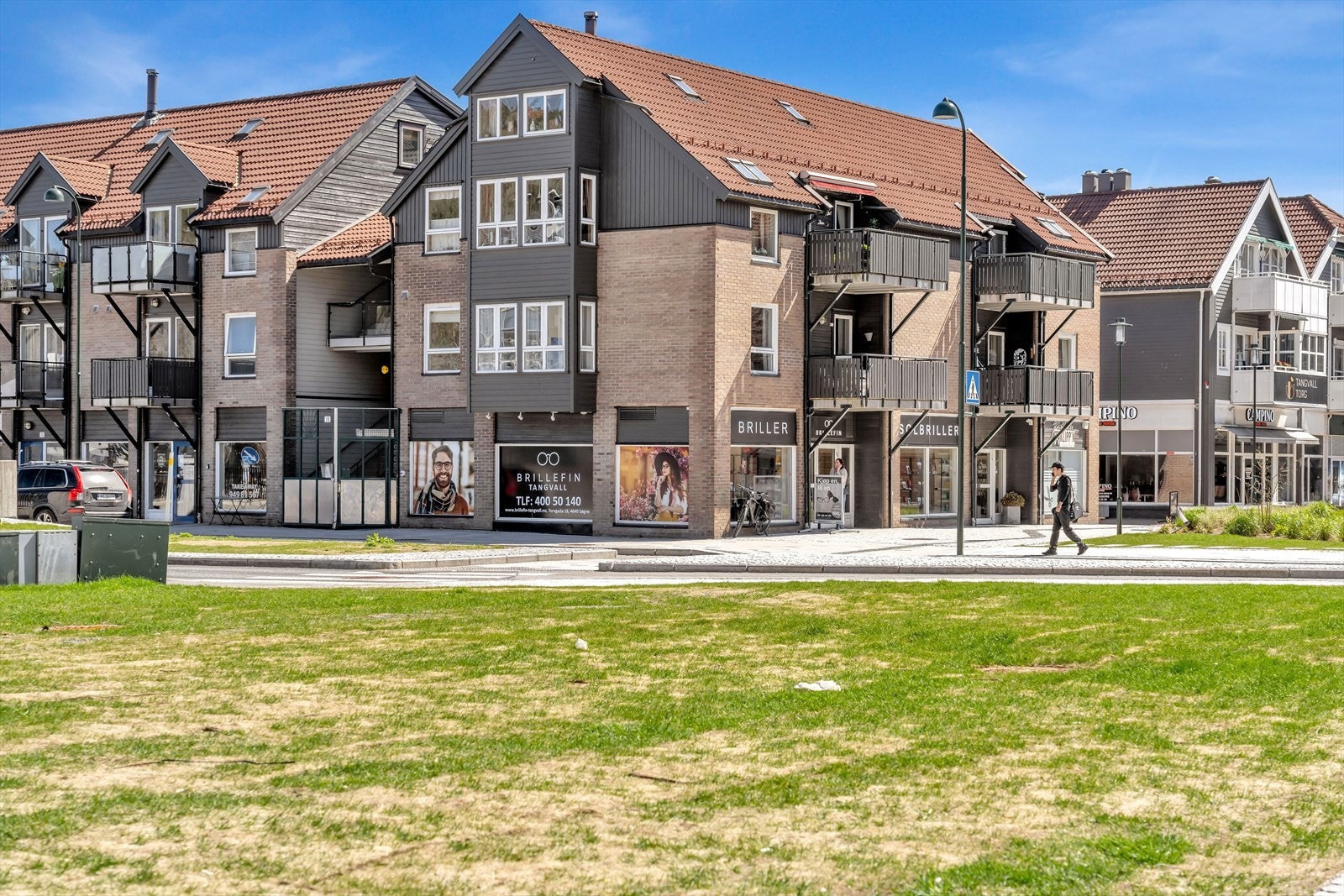 Inngang midt i bildet til venstre. Galleribilde