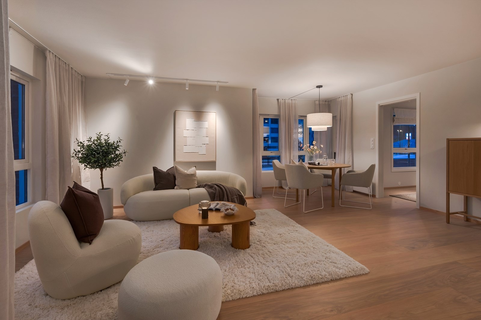 Stuen er romslig og det er gode muligheter for å innrede med både sofa- og spisegruppe. Galleribilde