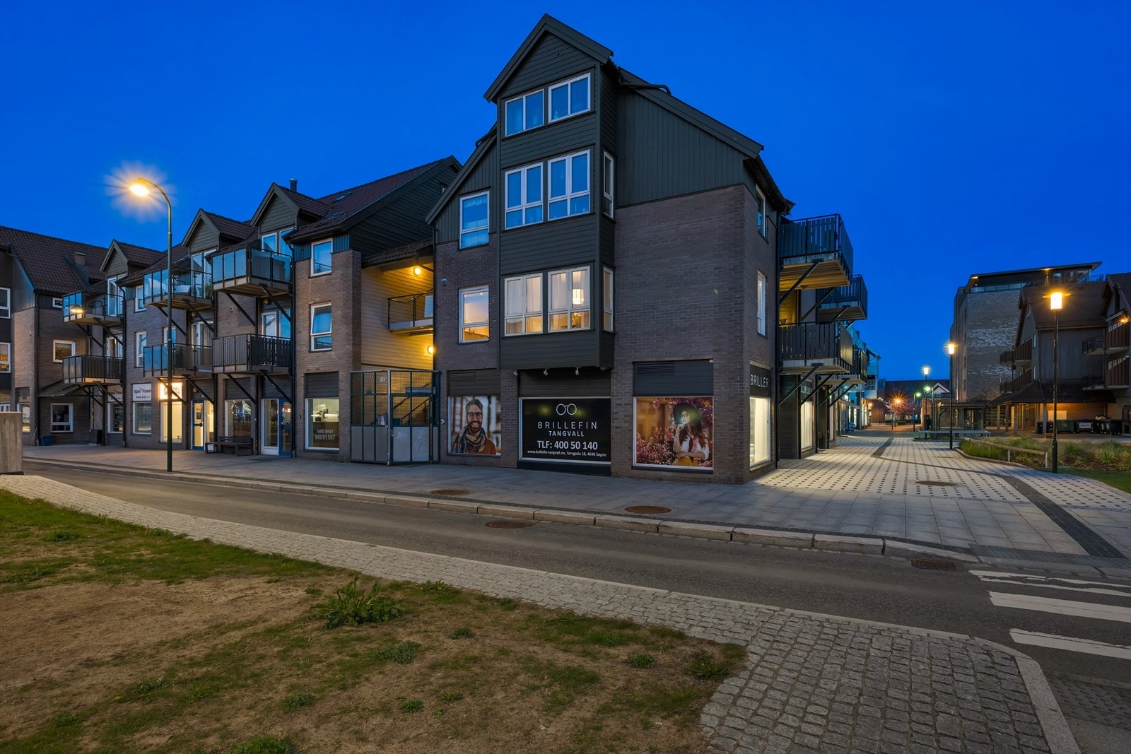 Leiligheten kan ses midt i bildet med lys i 2.etg. Galleribilde