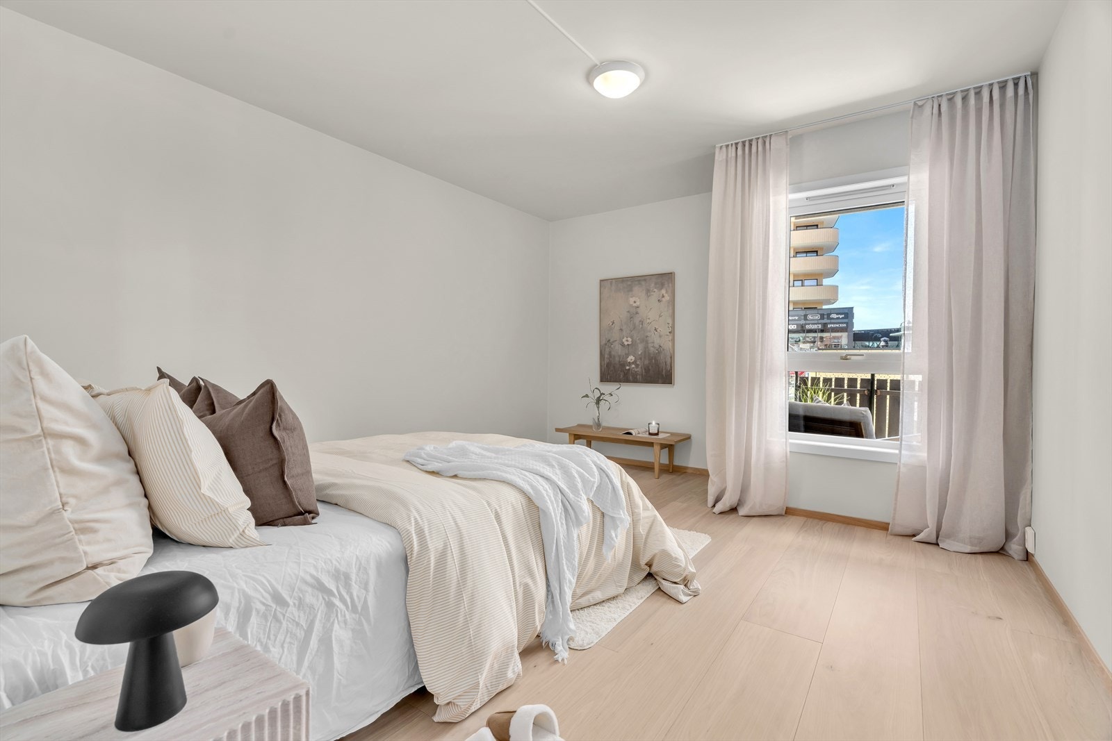 Leiligheten har to gode soverom. Dette er det største og har god plass til stor dobbeltseng, samt garderobeskap. Galleribilde