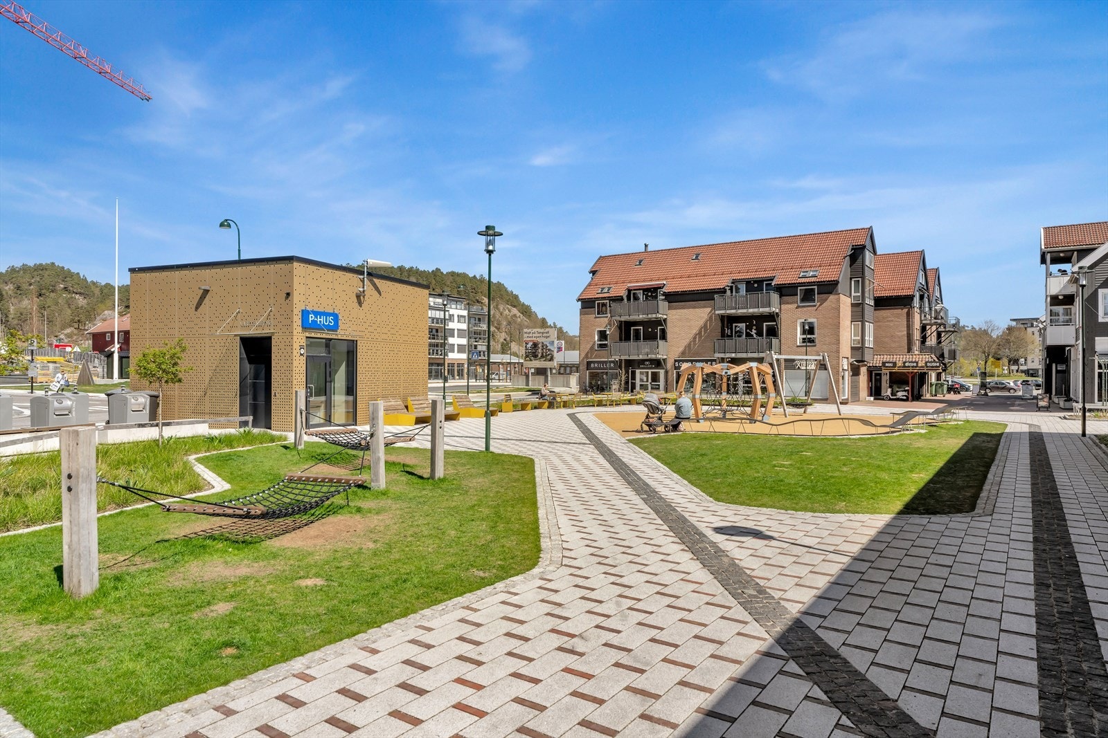 Flott parkområde med opparbeidet lekeplass og sitteplasser. Galleribilde