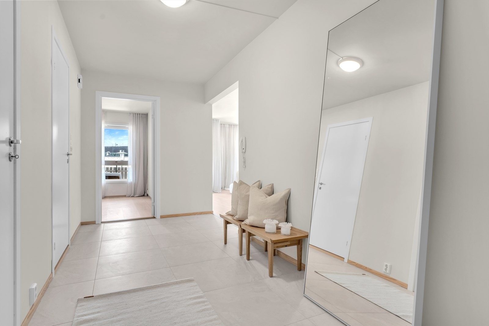 Utvendig er det adkomst via heis eller trapp og du inn til denne romslige gangen med store og nylagte 60*60 fliser. Galleribilde