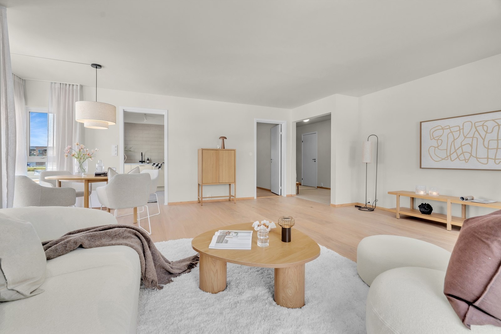 Leiligheten fremstår strøken med nye overflater i vegger og tak (unntatt bodrom). Gulver er rettet og nye store 1-stavs laminatgulv er lagt. Galleribilde